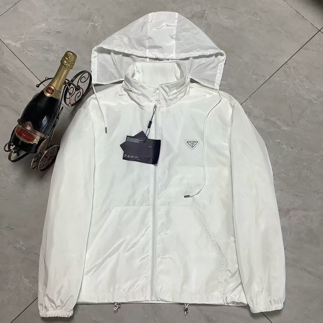 260 PRADA La última chaqueta con capucha para hombre de Prada. La capucha se puede ocultar dentro del cuello. Tejidos d…
