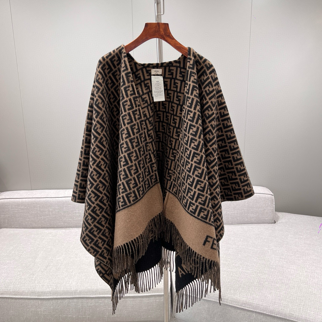 NO:579041,Comes with dust bag OEM channel goods 'FF Roman Cloak' coffee color!  Size135x135cm 80 wool 20 cashmere Double F small logo Precisely positioned jacquard with mixed color tassels, exquisite and elegant, full of three-dimensional sense!  The contrasting color trim and FENDI ROMA logo details are full of style and versatility, and the aura booster is super beautiful and classy~ The washed standard model can be checked on the official website~ The details of the hand feel are heavy, and every millimeter is soul craftsmanship. Very easy to match, looks taller,,fendi,alexander wang19860909配防尘袋代工渠道货 '《FF罗马斗篷》咖色！ Size135x135cm 80羊毛20羊绒 双F小Logo 精准定位提花搭配混色流苏,精致优雅,立体感十足！对比色饰边FENDI ROMA标志细节满满洋气百搭,气场加持器超美超有范～ 水洗标型号同步官网可查～ 对版手感细节克重,毫厘之间是灵魂匠心 非常好搭,显个子,,fendi,alexander wang,Women's clothing