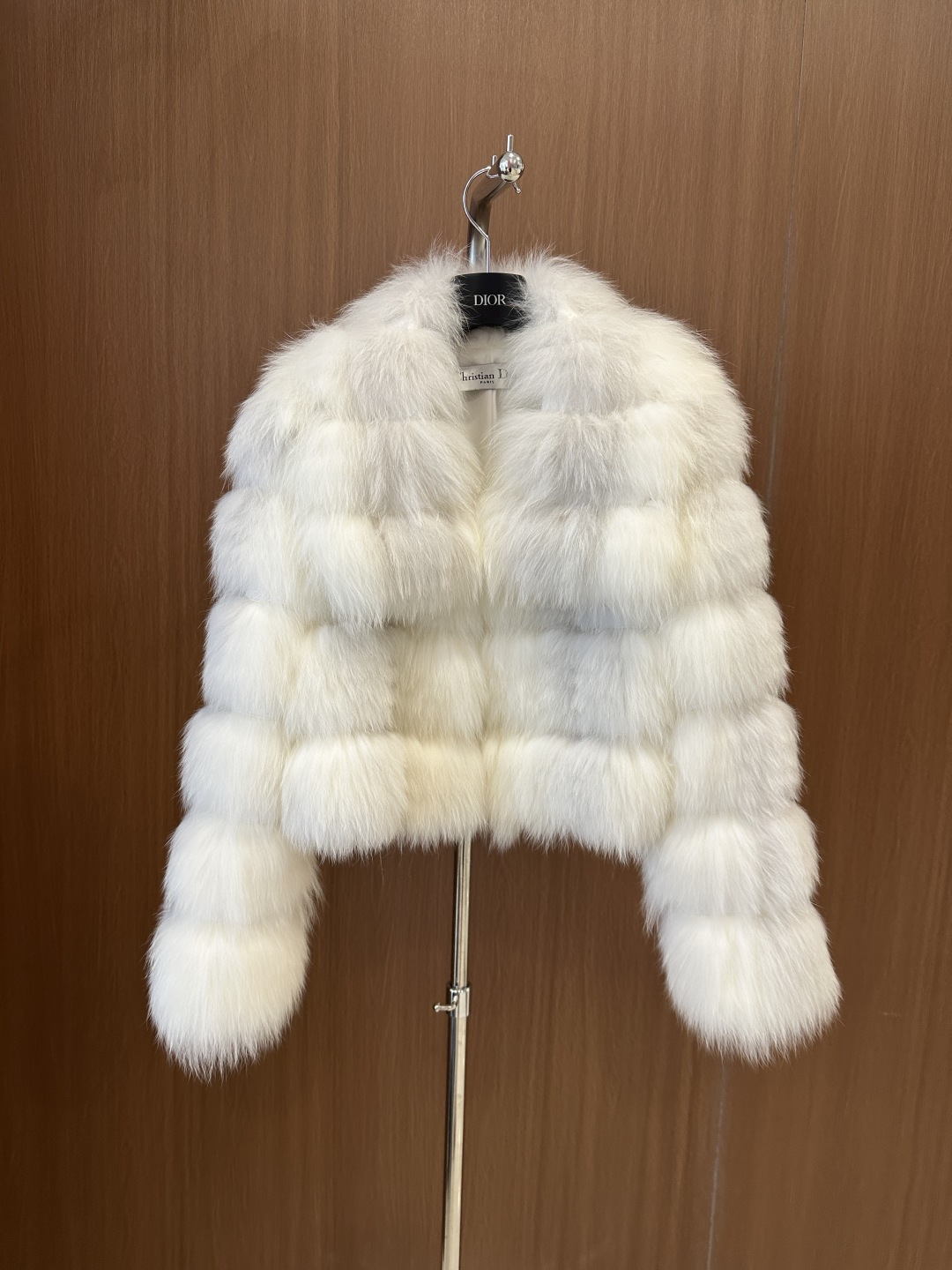 NO:677729,Dior *25 new autumn and winter cross fox fur coat with lapel design. Super fairy-like fox fur coat. One size fits all (length 48, bust 96), Dior-clothing, dior, dior, jackets & coats,19860909Dior *25年秋冬新款十字狐皮草外套 翻领设计 超级仙气的一款狐狸毛小外套 均码发售（衣长48,胸围96）,迪奥-服装,dior,dior,jackets & coats,,Women's clothing