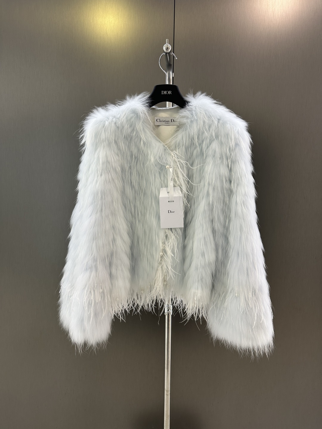NO:637883,Dior * new autumn and winter raccoon fur coat, spliced ​​feather design, the real thing is a super fairy sky blue, satin lining, high-grade high-grade full-length, one-size-fits-all sale (length 60, bust 96), Dior-clothing, dior, dior, jackets & coats, silk fabric, alexander wang19860909Dior *秋冬新款貉子毛皮草外套 拼接羽毛设计 实物是超级仙气的天蓝色 绸缎里衬 高级高拉满 均码发售（衣长60,胸围96）,迪奥-服装,dior,dior,jackets & coats,silk fabric,alexander wang,Women's clothing