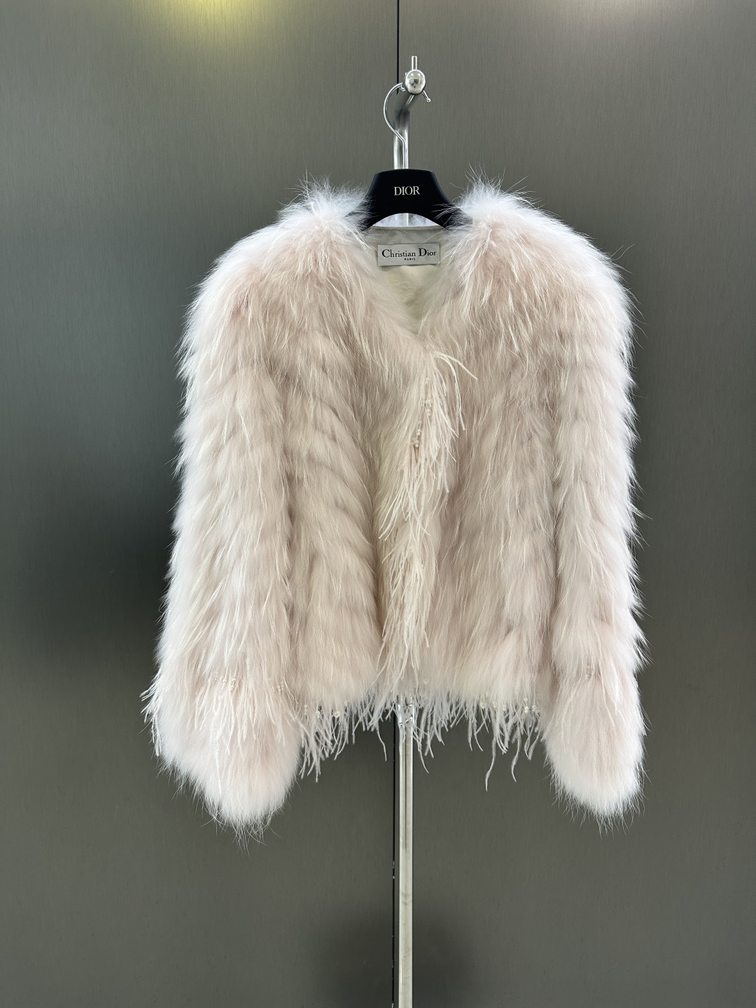 NO:637885,Dior * new autumn and winter raccoon fur coat, spliced ​​feather design, the real thing is super fairy cherry blossom pink, satin lining, high-end high-end laminated, one-size-fits-all sale (length 60, bust 96), Dior-clothing, dior, dior, jackets & coats, silk fabric, alexander wang19860909Dior *秋冬新款貉子毛皮草外套 拼接羽毛设计 实物是超级仙气的樱花粉 绸缎里衬 高级高拉满 均码发售（衣长60,胸围96）,迪奥-服装,dior,dior,jackets & coats,silk fabric,alexander wang,Women's clothing