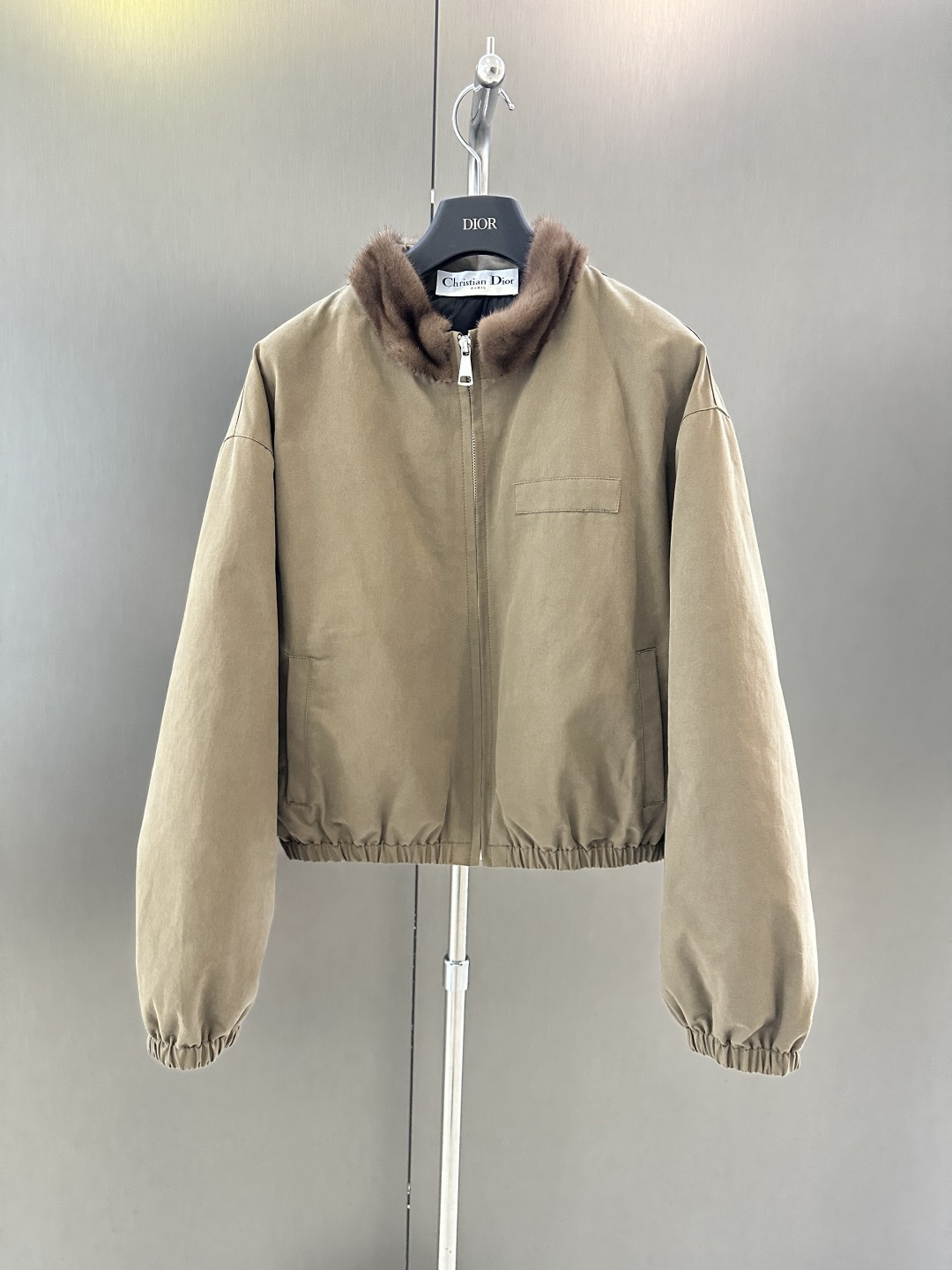 NO:637889,Dior * new autumn and winter denim cotton goose down jacket with imported velvet and mink neckline, goose down filling inside, versatile and high-end, two colors SML (length 50, bust 114, size m), Dior-clothing, dior, dior, alexander wang19860909Dior *秋冬新款牛仔棉鹅绒服 领口拼接进口天鹅绒水貂 内里鹅绒填充 百搭高级 两色 SML（衣长50,胸围114,码数m）,迪奥-服装,dior,dior,alexander wang,Women's clothing