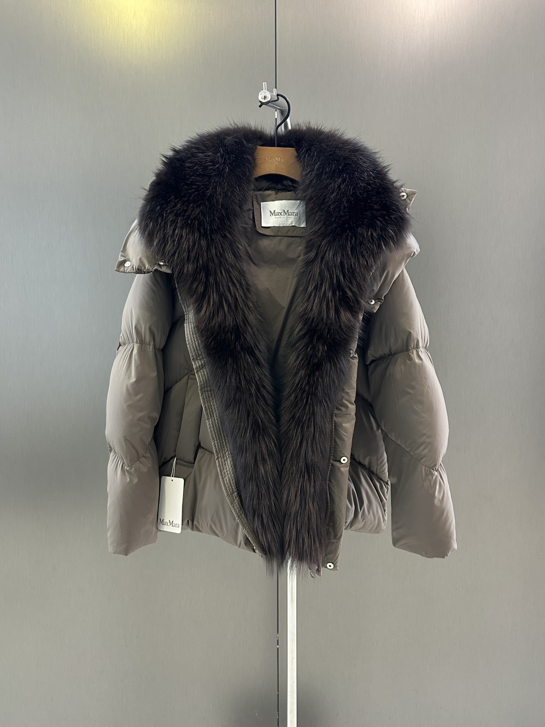 NO:637730,Maxmara *new autumn and winter goose down jacket, oversized fox fur collar (removable), new national standard 90 white goose down filling inside, winter must-have SML (length 70, bust 120, size m), Maxmara-clothing,  19860909Maxmara *秋冬新款鹅绒服 超大狐狸毛毛领（可拆）内里新国标90白鹅绒填充 冬季必备 SML（衣长70,胸围120,码数m）,麦丝玛拉-服装, ,Women's clothing