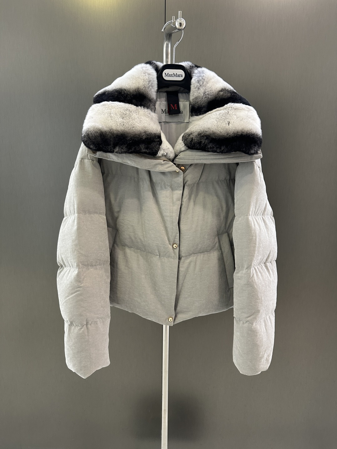 NO:637732,Maxmara *new autumn and winter goose down jacket, customized fabric, with chinchilla color rex rabbit fur collar (removed), new national standard 90 white goose down filling inside, absolutely high quality SML (length 56, bust 130, yardage m), Maxmara-clothing, alexander wang19860909Maxmara *秋冬新款鹅绒服 定制面料 搭配龙猫色獭兔毛领（拆）内里新国标90白鹅绒填充 绝对的高品质 SML（衣长56,胸围130,码数m）,麦丝玛拉-服装,alexander wang,Women's clothing