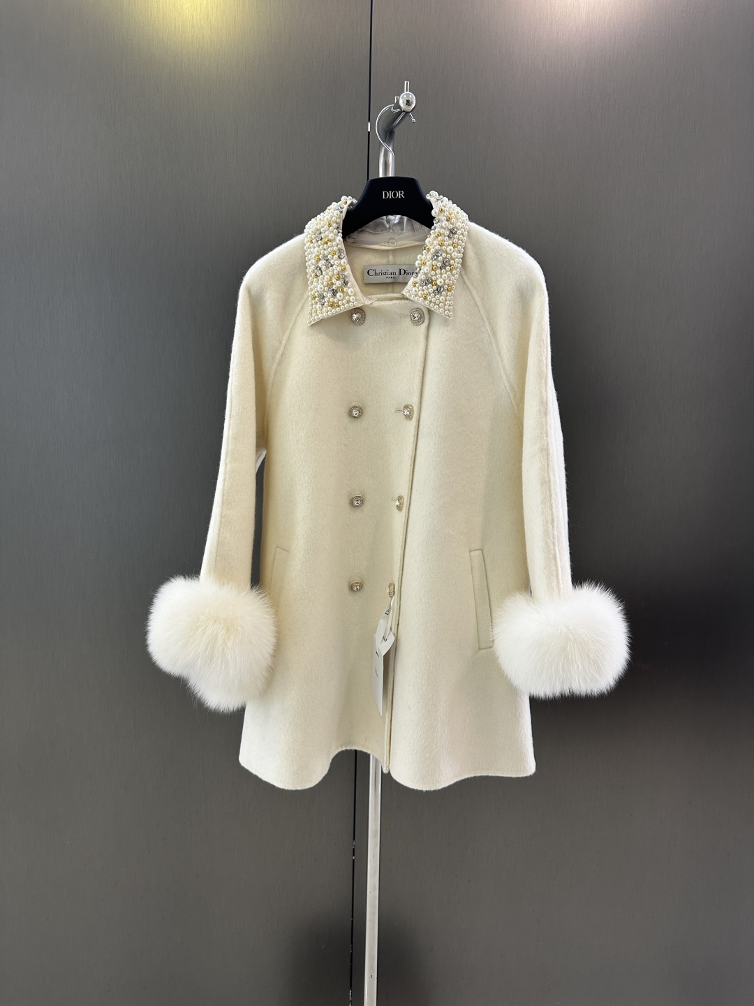 NO:637886,Dior * new autumn and winter heavy-duty gentle princess-style wool coat, oversized fox fur sleeves, double drainage diamond buttons, super heavy-duty exquisite pearl collar (detachable) SM (length 75, bust 106, size s), Dior-clothing, dior, dior, jackets & coats, alexander wang19860909Dior *秋冬新款重工温柔公主风羊毛外套 超大狐狸毛袖 双排水钻扣 超级重工精致珍珠领（可拆）SM（衣长75,胸围106,码数s）,迪奥-服装,dior,dior,jackets & coats,alexander wang,Women's clothing