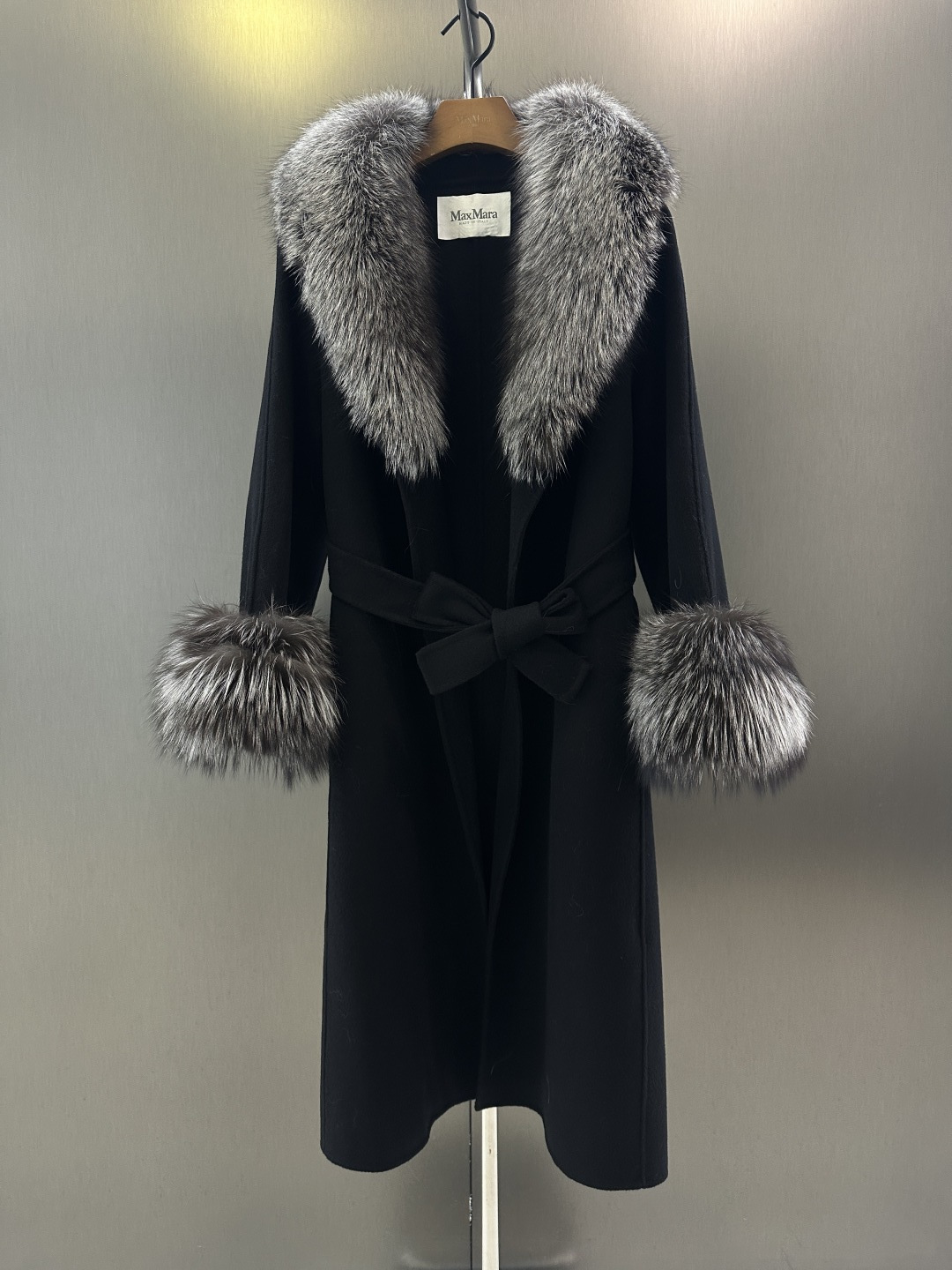 NO:638338,Maxmara *new autumn and winter wool coat, imported oversized silver fox fur (detachable) with belt design, slim and high-end SML (length 110, bust 104, size S), Maxmara-clothing, alexander wang19860909Maxmara *秋冬新款羊毛大衣 进口超大银狐毛（可拆）搭配腰带设计 显瘦高级 SML（衣长110,胸围104,码数S）,麦丝玛拉-服装,alexander wang,Women's clothing