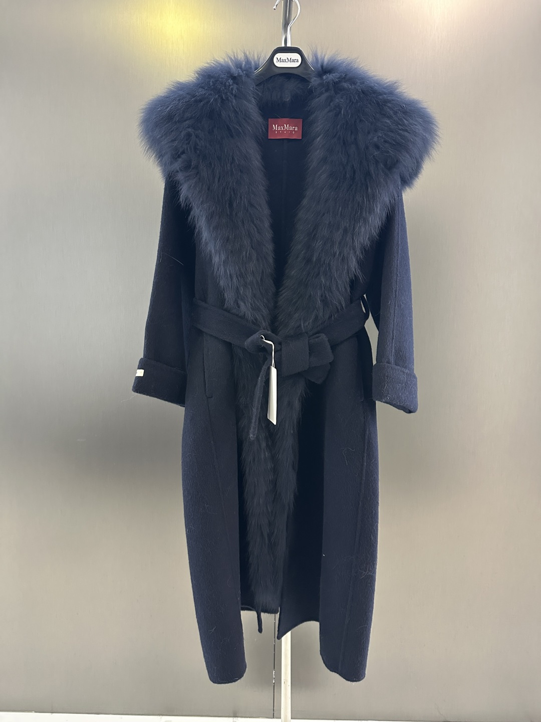 NO:637688,Maxmara new autumn and winter fox fur coat, navy collar, fox fur collar (detachable), matching belt design, slimming upper body, SM ready for sale (length 113, bust 100, size s), Maxmara-clothing, alexander wang19860909Maxmara 秋冬新款狐狸毛皮草大衣 海军领狐狸毛毛领（可拆） 搭配腰带设计 上身显瘦气质 SM现货发售（衣长113,胸围100,码数s）,麦丝玛拉-服装,alexander wang,Women's clothing