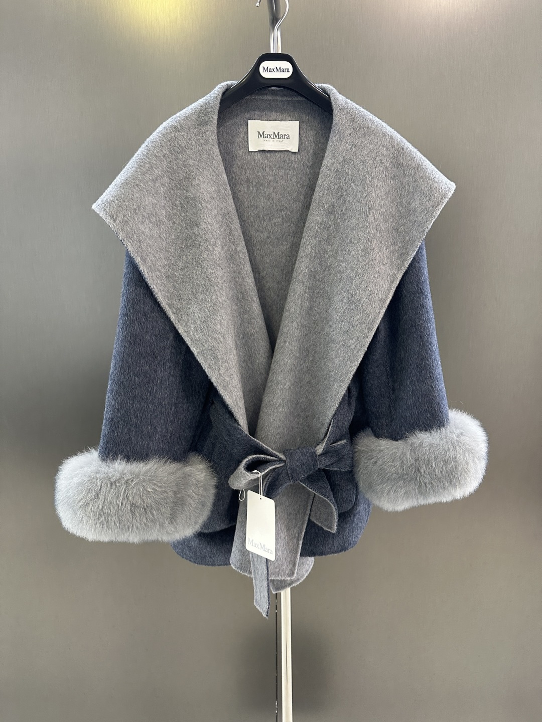 NO:676769,Maxmara's new autumn and winter color-blocking series reversible wool jacket, with imported white fox fur cuffs (removable) large lapel design, versatile and high-end SM ready for sale (length 78, bust 140, size M), Maxmara-clothing, jackets & coats,19860909Maxmara 秋冬新款拼色系列双面穿羊毛外套 搭配进口白狐毛袖口（可拆）大翻领设计 百搭高级 SM现货发售（衣长78,胸围140,码数M）,麦丝玛拉-服装,jackets & coats,,Women's clothing
