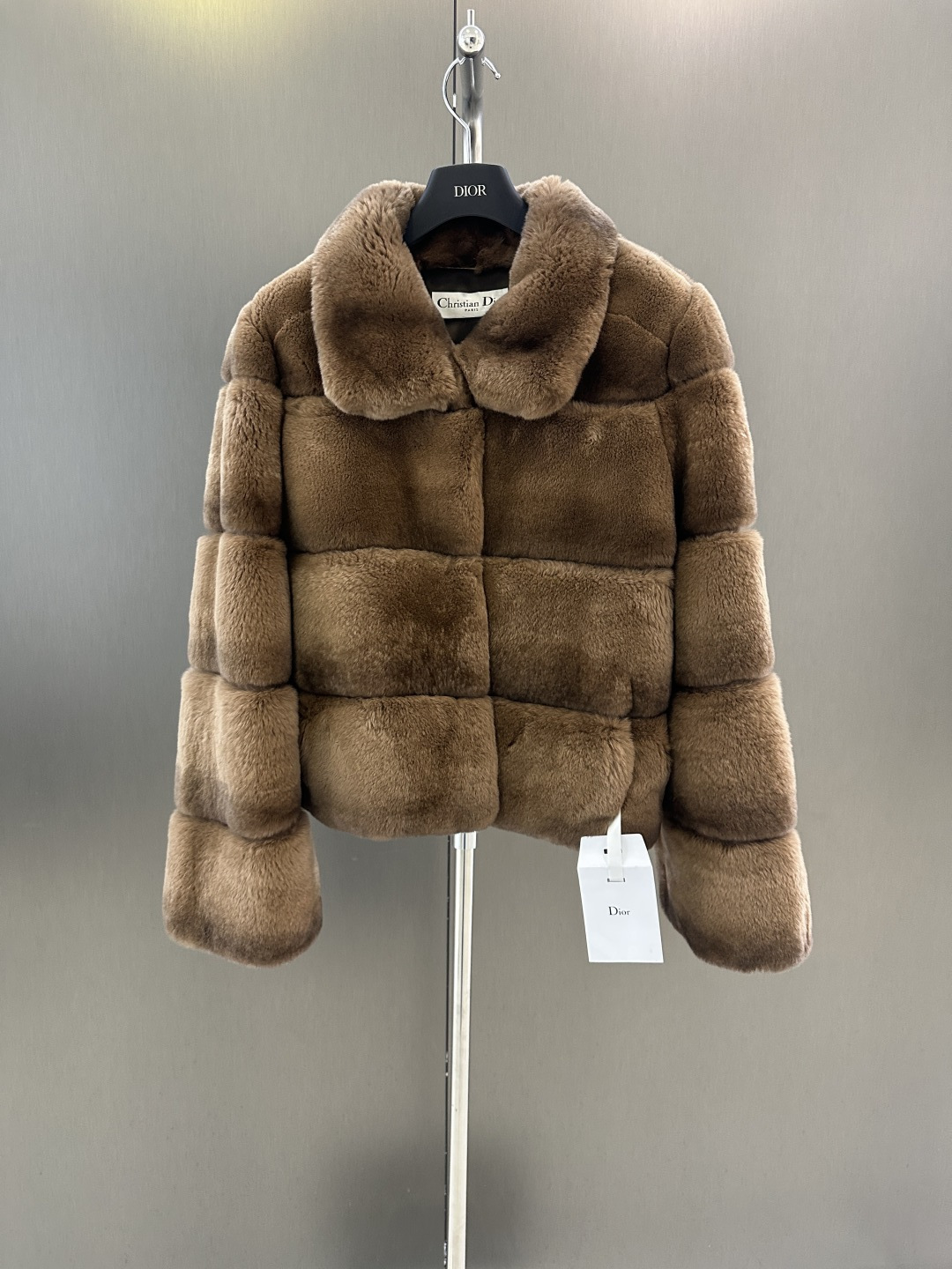 NO:637857,Dior * new autumn and winter high-quality fur coat Imported Rex rabbit fur coat Maillard color The upper body is super good-looking The drawstring at the hem is adjustable Multiple matching High-end fashion SML (length 53, bust 100, size m), Dior-clothing, dior, dior, jackets & coats, alexander wang19860909Dior *秋冬新款高品质皮草外套 进口獭兔毛皮草外套 美拉德色系 上身超级好看 下摆抽绳可调节 多种搭配 高级时尚 SML（衣长53,胸围100,码数m）,迪奥-服装,dior,dior,jackets & coats,alexander wang,Women's clothing