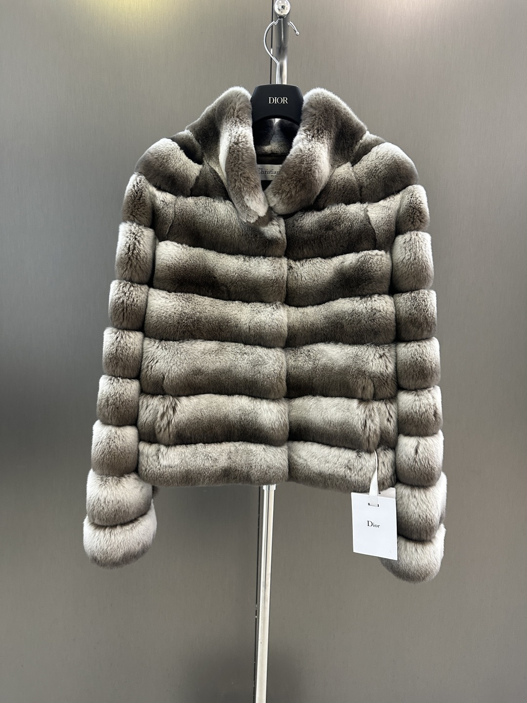NO:637860,Dior *new high-quality fur coat for autumn and winter. Imported rex rabbit fur coat. Beautiful cyan chinchilla dyeing. The upper body is super good-looking. The drawstring at the hem is adjustable. Multiple matching. High-end fashion SML (length 53, bust 104, size m), Dior-clothing, dior, dior, jackets & coats, alexander wang19860909Dior *秋冬新款高品质皮草外套 进口獭兔毛皮草外套 绝美青色龙猫染色系 上身超级好看 下摆抽绳可调节 多种搭配 高级时尚 SML（衣长53,胸围104,码数m）,迪奥-服装,dior,dior,jackets & coats,alexander wang,Women's clothing