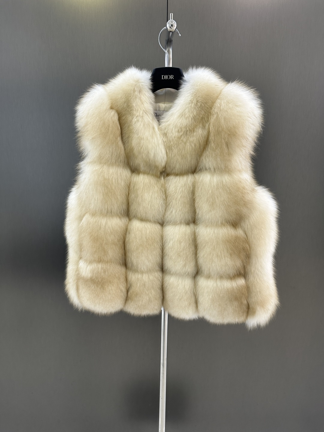 NO:637863,Dior *new autumn and winter fox fur coat. This color is super beautiful (there is color difference due to lighting background) imported white fox fur placket spliced ​​with sheepskin. High quality fox fur coat ML (length 54, chest 100, size M), Dior-clothing, dior, dior, jackets & coats, sheepskin, alexander wang19860909Dior *秋冬新款狐狸毛皮草外套 这个颜色超级美（灯光背景原因,有色差）进口白狐毛 门襟拼接绵羊皮 高品质狐狸毛皮草外套 ML（衣长54,胸围100,码数M）,迪奥-服装,dior,dior,jackets & coats,sheepskin,alexander wang,Women's clothing