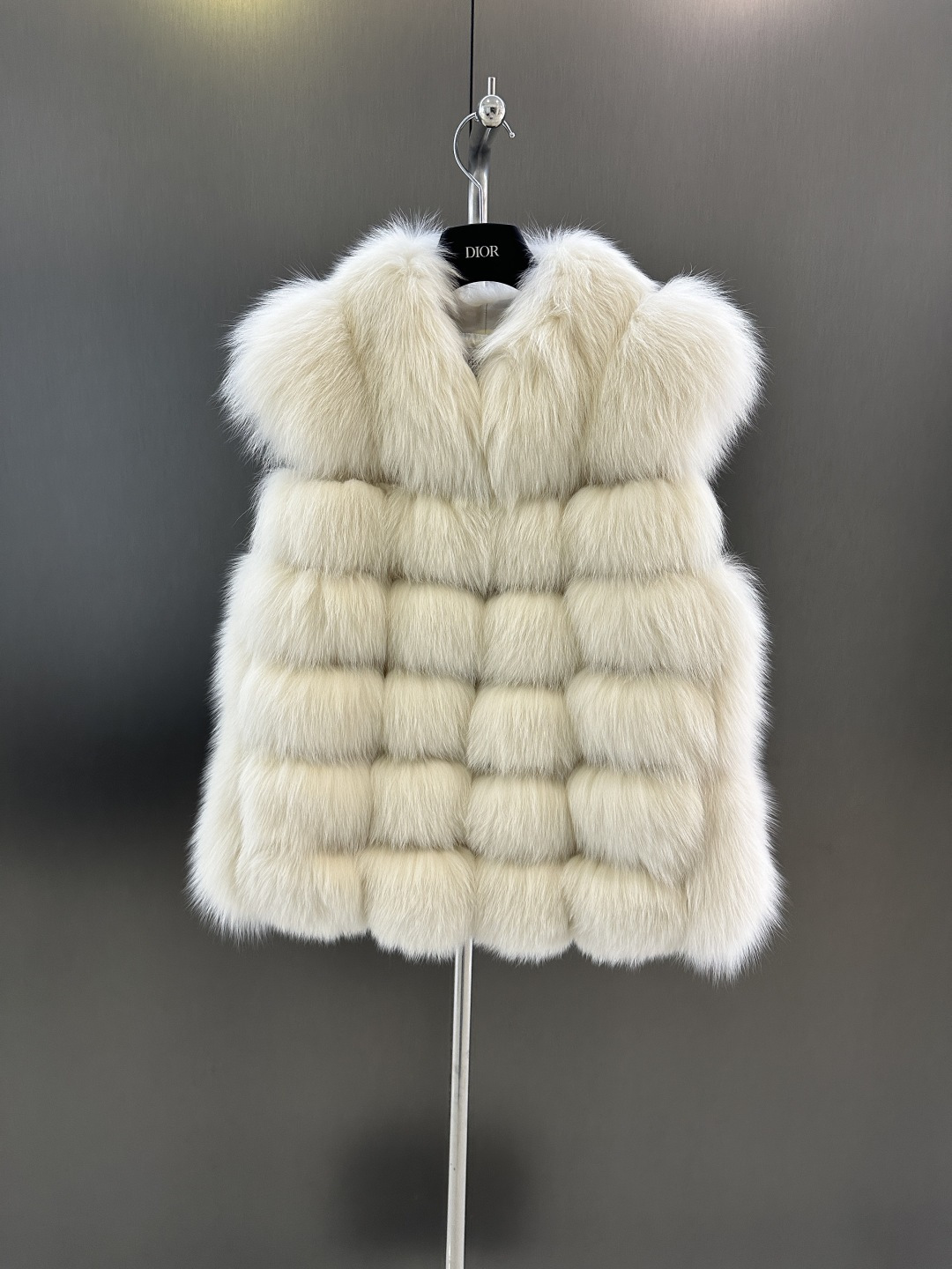 NO:637866,Dior* new autumn and winter fox fur coat. This color is super beautiful (there is color difference due to lighting background) imported white fox fur placket spliced ​​with sheepskin. High quality fox fur coat ML (length 54, chest 92, size L), Dior-clothing, dior, dior, jackets & coats, sheepskin, alexander wang19860909Dior *秋冬新款狐狸毛皮草外套 这个颜色超级美（灯光背景原因,有色差）进口白狐毛 门襟拼接绵羊皮 高品质狐狸毛皮草外套 ML（衣长54,胸围92,码数L）,迪奥-服装,dior,dior,jackets & coats,sheepskin,alexander wang,Women's clothing