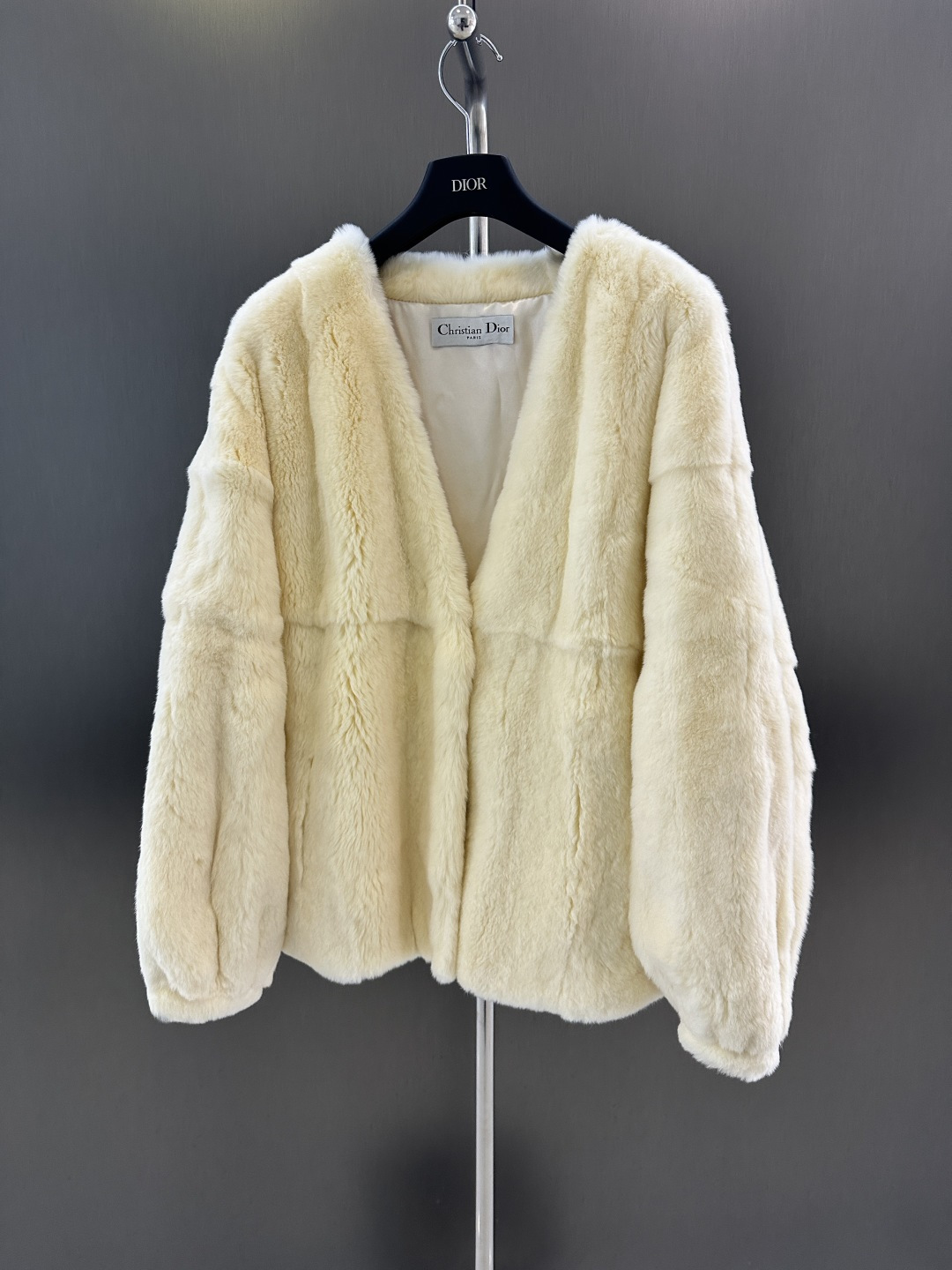 NO:637849,Dior* new autumn and winter high-end fur coat, imported rex rabbit fur v-neck design, slim and high-end, super gentle and soft fur coat, perfect for this winter, one size fits all available (length 66, bust 116), Dior-clothing, dior, dior, jackets & coats, alexander wang19860909Dior *秋冬新款高级皮草外套 进口獭兔毛 v领设计 显瘦高级 超级温柔柔软的毛毛外套 太配这个冬天啦 均码发售（衣长66,胸围116）,迪奥-服装,dior,dior,jackets & coats,alexander wang,Women's clothing