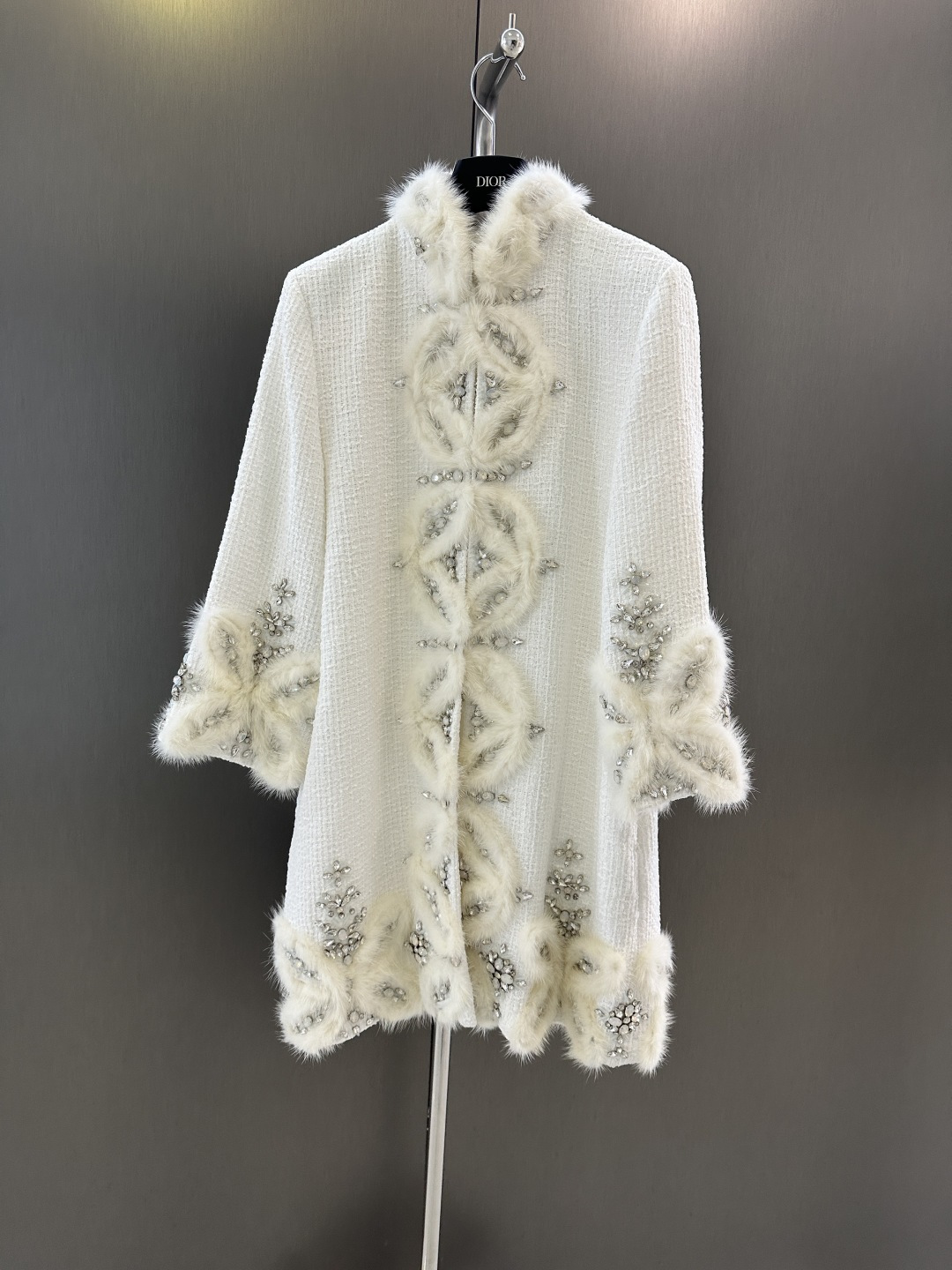 NO:637839,Dior's new autumn and winter heavy-duty velvet mink studded coat with Swarovski rhinestones. Super heavy-duty and beautiful slub coat. Versatile fashion. SML, Dior-clothing, dior, dior, swarovski, jackets & coats, alexander wang19860909Dior 秋冬新款重工天鹅绒水貂钉钻大衣 施华洛世奇水钻 超级重工好看的一款粗纺大衣外套 百搭时尚 SML,迪奥-服装,dior,dior,swarovski,jackets & coats,alexander wang,Women's clothing