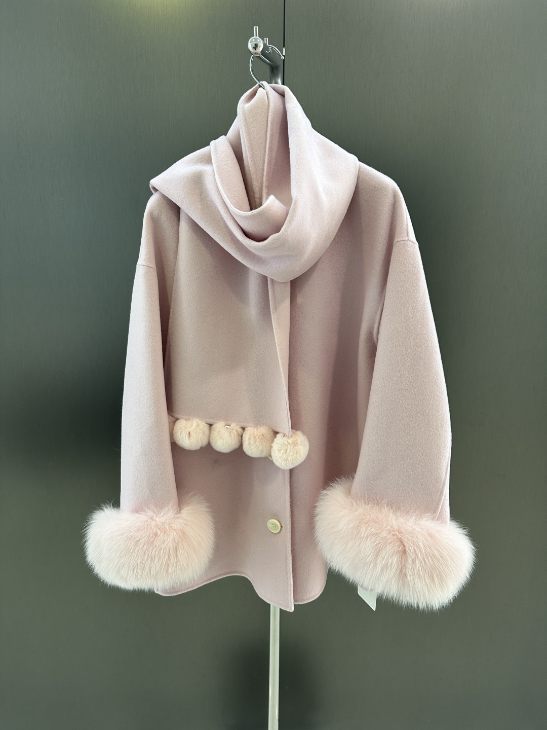 NO:637851,Dior * new autumn and winter fox fur wool jacket with scarf (small fur ball is detachable) imported white fox fur sleeves (detachable) single-breasted design high fashion super 3 colors SM (length 74, bust 120, size m), Dior-clothing, dior, dior, jackets & coats, alexander wang19860909Dior *秋冬新款狐狸毛羊毛外套 搭配围巾（小毛球可拆） 进口白狐毛袖（可拆） 单排扣设计 高级时尚 超正3色 SM（衣长74,胸围120,码数m）,迪奥-服装,dior,dior,jackets & coats,alexander wang,Women's clothing