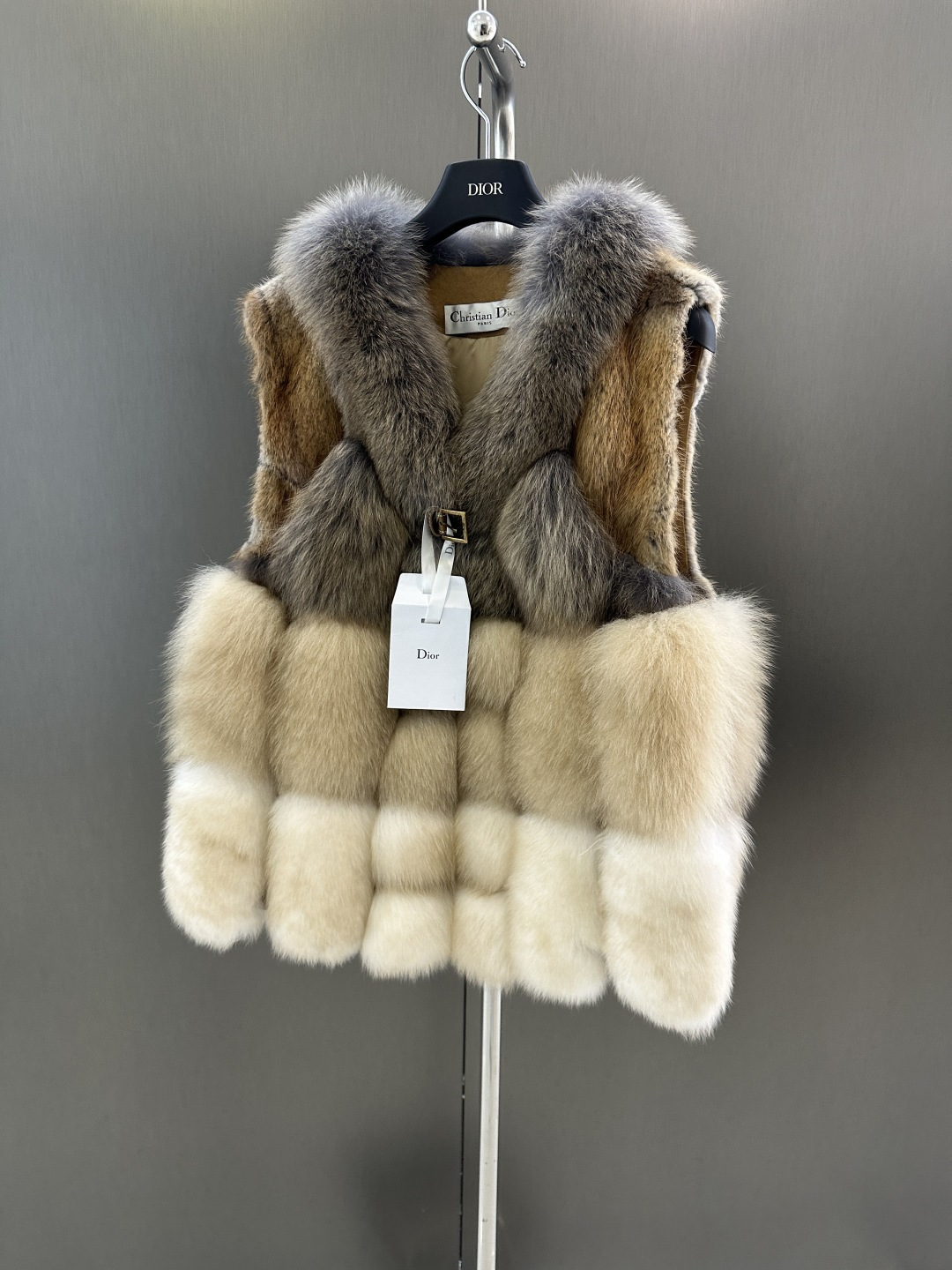 NO:637880,Dior autumn and winter new imported Finnish fox and mink fur vest, high quality fur vest, versatile and advanced SML (length 62, bust 100, size m), Dior-clothing, dior, dior, alexander wang19860909Dior 秋冬新款进口芬兰狐拼青根貂皮草马甲 高品质皮草马甲 百搭高级 SML（衣长62,胸围100,码数m）,迪奥-服装,dior,dior,alexander wang,Women's clothing