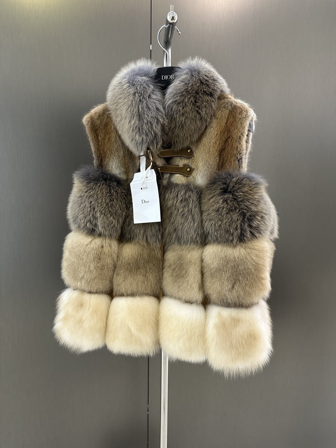 NO:637882,Dior autumn and winter new imported Finnish fox and mink fur vest, high quality fur vest, versatile and advanced SML (length 60, bust 100, size m), Dior-clothing, dior, dior, alexander wang19860909Dior 秋冬新款进口芬兰狐拼青根貂皮草马甲 高品质皮草马甲 百搭高级 SML（衣长60,胸围100,码数m）,迪奥-服装,dior,dior,alexander wang,Women's clothing