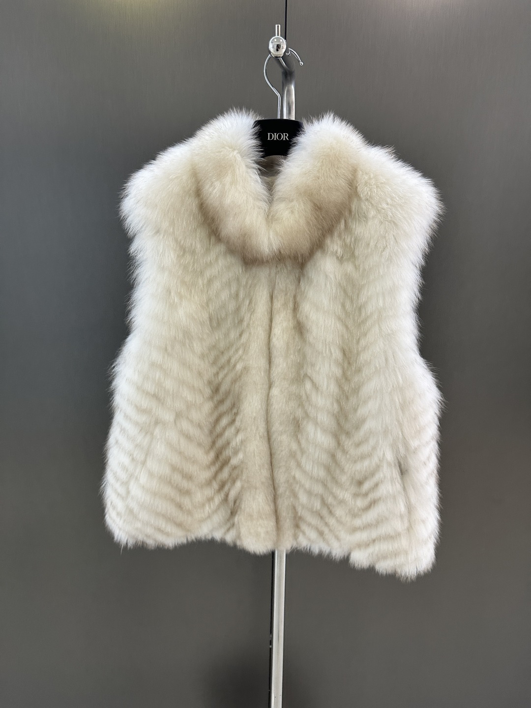 NO:637884,Dior's new autumn and winter imported Finnish white fox striped fur vest, thickened encrypted striped fur vest, versatile and high-quality vest, must-have item SML (length 55, bust 96, size m), Dior-clothing, dior, dior, alexander wang19860909Dior 秋冬新款进口芬兰白狐车条皮草马甲 加厚加密车条皮草马甲 百搭高级 高品质马甲 必备单品 SML（衣长55,胸围96,码数m）,迪奥-服装,dior,dior,alexander wang,Women's clothing