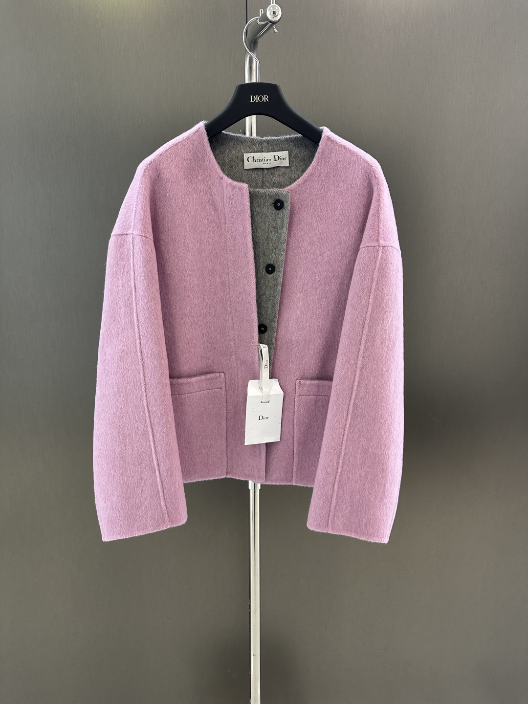 NO:637862,Dior* classic two-color wool jacket, high-end fabrics, very soft fabric experience, double-sided two-color soft color matching, very simple and elegant design style, details are handled very well, lazy daily version design, SM two sizes, s bust 118, length 59, Dior-clothing, dior, dior, jackets & coats, alexander wang19860909Dior *经典双色羊毛外套 高端面料 非常柔软的面料体验 双面双色柔和的色差搭配 很简约大方的设计风格 细节处理的又非常到位 慵懒日常的版型设计 SM两码 s胸围118 衣长59,迪奥-服装,dior,dior,jackets & coats,alexander wang,Women's clothing