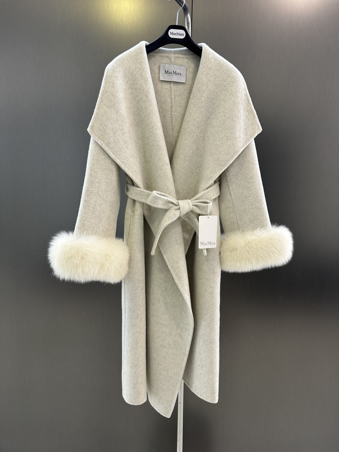 NO:636167,MaxMa'ra large lapel wool jacket. High-end 100 Australian superfine wool. Very simple and elegant design style. Details are handled very well. Lazy daily style design. Very classy. SM two sizes. s bust 106, length 110, MaxMa'ra-clothing, jackets & coats, alexander wang19860909MaxMa'ra大翻领羊毛外套 高端100澳洲超细羊毛 很简约大方的设计风格 细节处理的又非常到位 慵懒日常的版型设计 很有档次感 SM两码 s胸围106衣长110,麦丝玛拉-服装,jackets & coats,alexander wang,Women's clothing