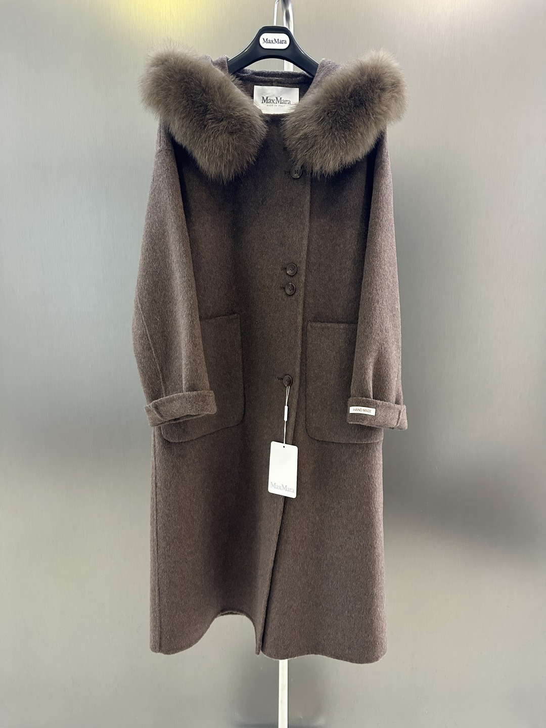 NO:637702,MaxMa'ra classic wool jacket. High-end 100 Australian superfine wool. Very simple and elegant design style. The details are handled very well. Lazy daily style design. Very classy. SM two sizes. S bust 114. Length 115. MaxMa'ra - clothing, jackets & coats, alexander wang19860909MaxMa'ra经典羊毛外套 高端100澳洲超细羊毛 很简约大方的设计风格 细节处理的又非常到位 慵懒日常的版型设计 很有档次感 SM两码 s胸围114 衣长115,麦丝玛拉-服装,jackets & coats,alexander wang,Women's clothing