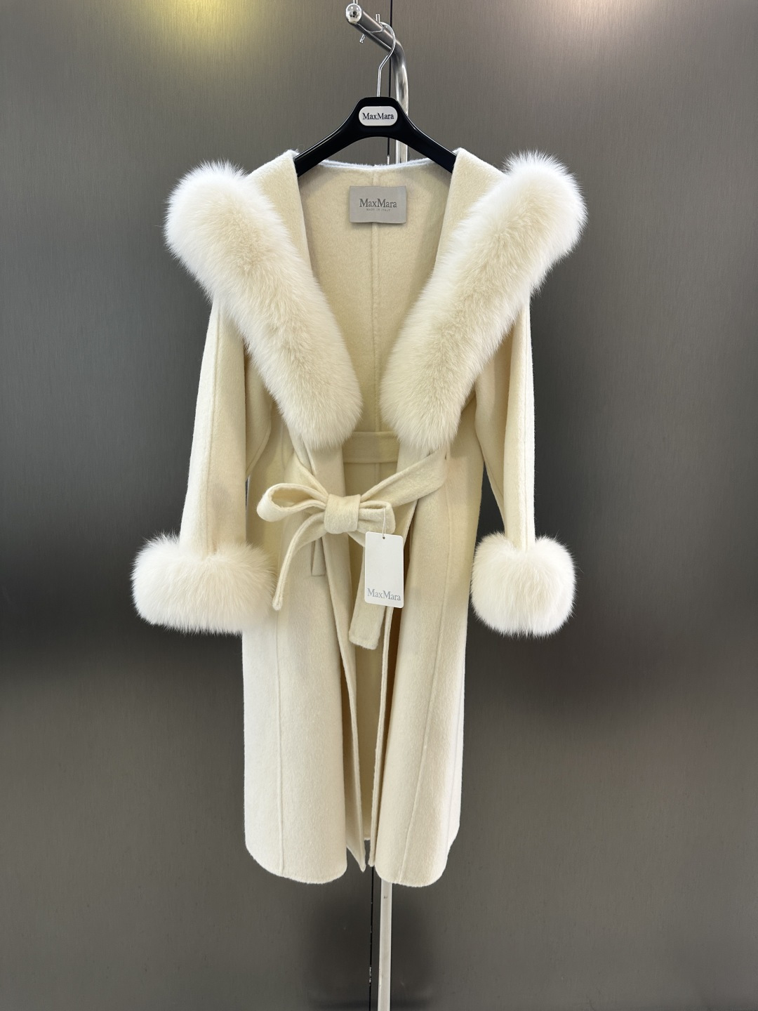 NO:637714,Maxmara new autumn and winter imported white fox fur 100 wool coat, high-end product, imported white fox fur collar, detachable, loose fit, versatile high-end SML 3 colors, ready for sale (length 108, bust 106, size S), Maxmara-clothing,  19860909Maxmara 秋冬新款进口白狐毛100羊毛大衣 高端产品 进口白狐毛毛领可拆 宽松版型 百搭高级 SML 3色现货发售（衣长108,胸围106,码数S）,麦丝玛拉-服装, ,Women's clothing
