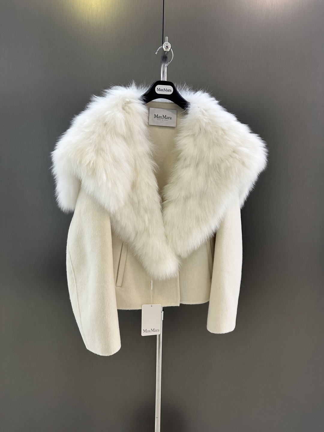 NO:637716,Maxmara *New autumn and winter imported white fox fur wool jacket. The upper body is super beautiful. It is perfect for this autumn and winter SM (length 60, bust 120, size M), Maxmara-clothing, jackets & coats, alexander wang19860909Maxmara *秋冬新款进口白狐毛羊毛外套 上身超级美丽 超配这个秋冬 SM（衣长60,胸围120,码数M）,麦丝玛拉-服装,jackets & coats,alexander wang,Women's clothing