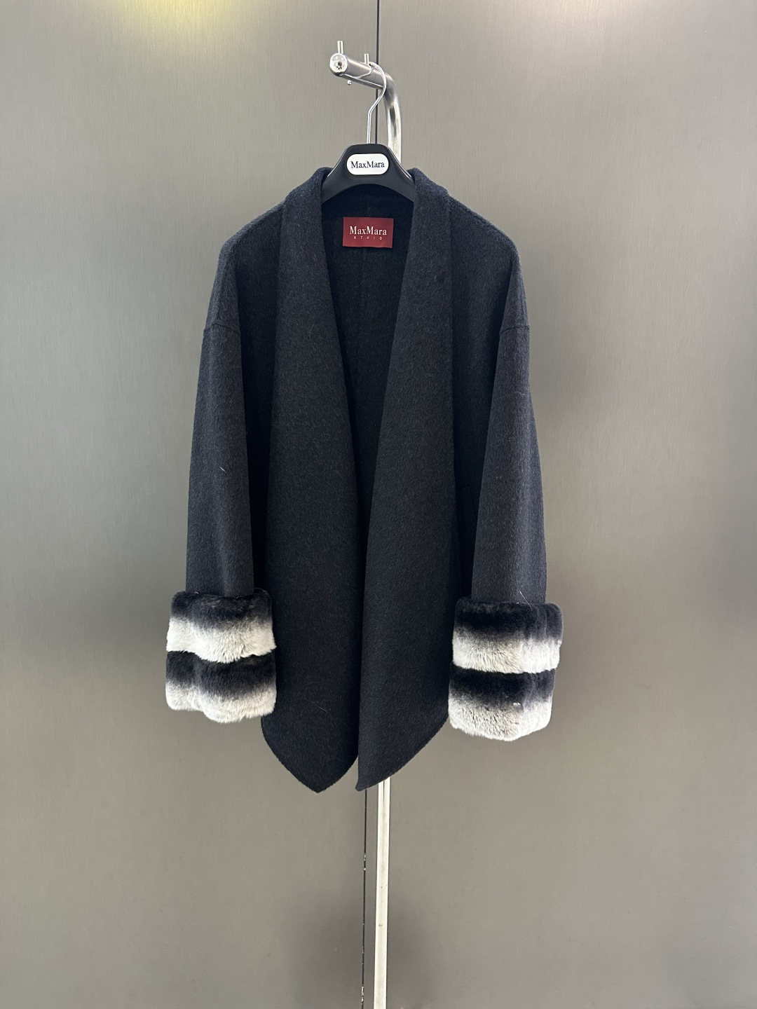 NO:637751,Maxmara autumn and winter new red label wool jacket, lapel placket design, versatile and fashionable, with chinchilla-colored rex rabbit fur cuffs, high-end classic SM ready for sale (length 66, bust 120, size s), Maxmara-clothing, jackets & coats,alexander wang19860909Maxmara 秋冬新款红标羊毛外套 翻领开襟设计 百搭时尚 搭配龙猫色獭兔毛袖口 高级经典 SM现货发售（衣长66,胸围120,码数s）,麦丝玛拉-服装,jackets & coats,alexander wang,Women's clothing