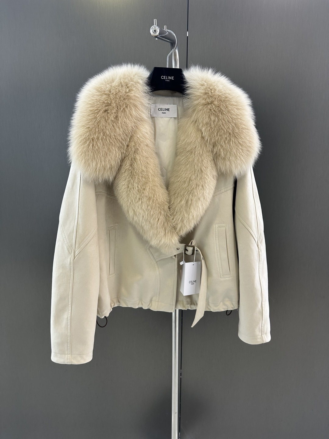 NO:677513,Celin * New high-quality goose down jacket for autumn and winter. Imported oversized white fox fur collar. High-end fashion. Customized microfiber sheepskin fabric. Soft and non-sticky. Absolute high-end product. ML ready for sale (length 62, bust 120, size M), Celine-clothing, celine, celine, sheepskin,19860909Celin *秋冬新款高品质鹅绒服 进口超大白狐毛领搭配 高级时尚 定制超纤羊皮绒面料 柔软不粘毛 绝对的高端产品 ML现货发售（衣长62,胸围120,码数M）,赛琳-服装,celine,celine,sheepskin,,Women's clothing
