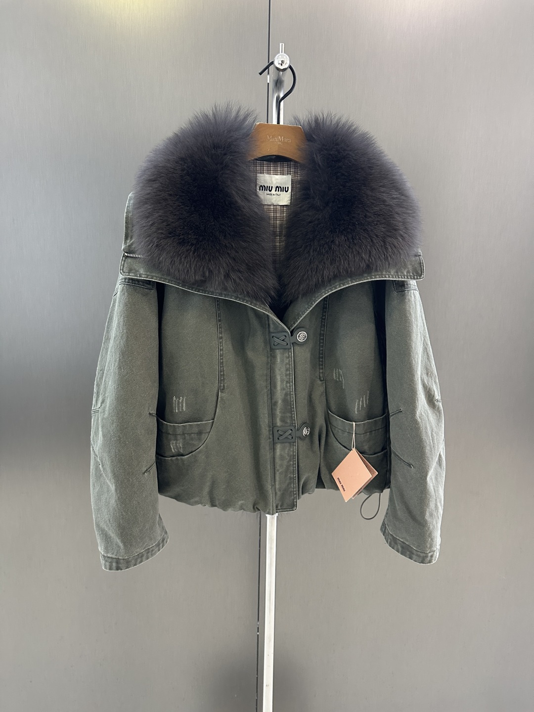 NO:689001,Miumiu's new autumn and winter denim cotton goose down jacket, imported oversized fox fur collar, new national standard 90 white goose down filling inside, high-end and atmospheric one-size-fits-all sale (length 56, bust 130), Miumiu-clothing, miumiu,19860909Miumiu秋冬新款牛仔棉鹅绒服 进口超大狐狸毛毛领 内里新国标90白鹅绒填充 高级大气均码发售（衣长56,胸围130）,缪缪-服装,miumiu,,Women's clothing