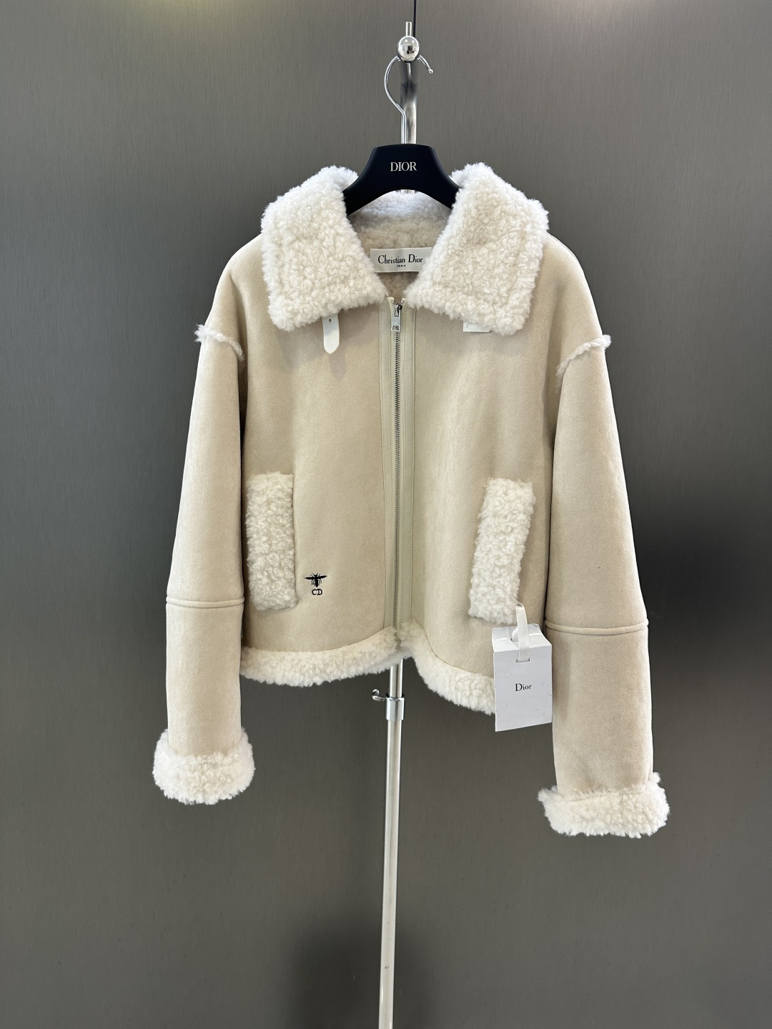 NO:637848,Dior * Ins blogger's favorite. All wool and fur. Classic bee embroidery. Soft and waxy. Lazy and casual. One piece for everyone. Maillard color. Classic color. Super white. sml (length 53, bust 114, size m), Dior-clothing, dior, dior, alexander wang19860909Dior *  Ins博主最爱 全羊毛皮毛一体 经典小蜜蜂刺绣 软软糯糯 慵懒随性 人手一件 美拉德色系 经典色系 超级显白 sml（衣长53,胸围114,码数m）,迪奥-服装,dior,dior,alexander wang,Women's clothing