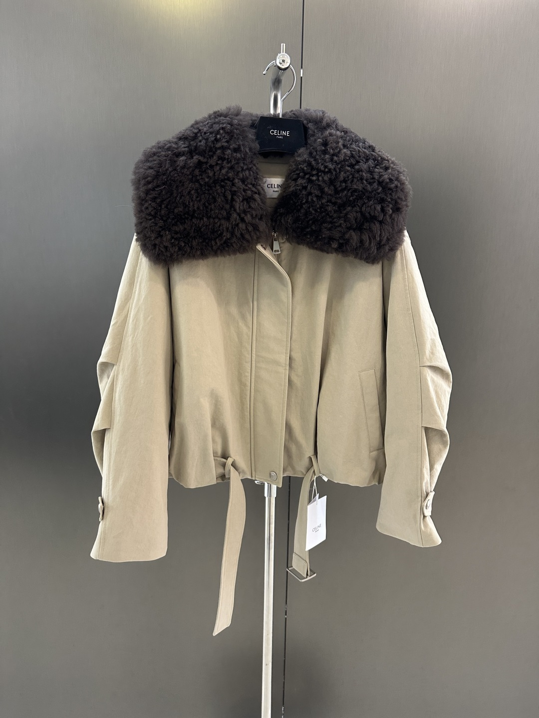 NO:677492,Celin's new goose down jacket for autumn and winter. Shearling fur integrated fur collar is detachable. The new national standard 90 white goose down filling inside is on sale in SM3 colors (length 56, bust 130, size S), Celine-clothing, celine, celine,19860909Celin秋冬新品鹅绒服 羊毛皮毛一体毛领可拆 内里新国标90白鹅绒填充 SM3色发售（衣长56,胸围130,码数S）,赛琳-服装,celine,celine,,Women's clothing