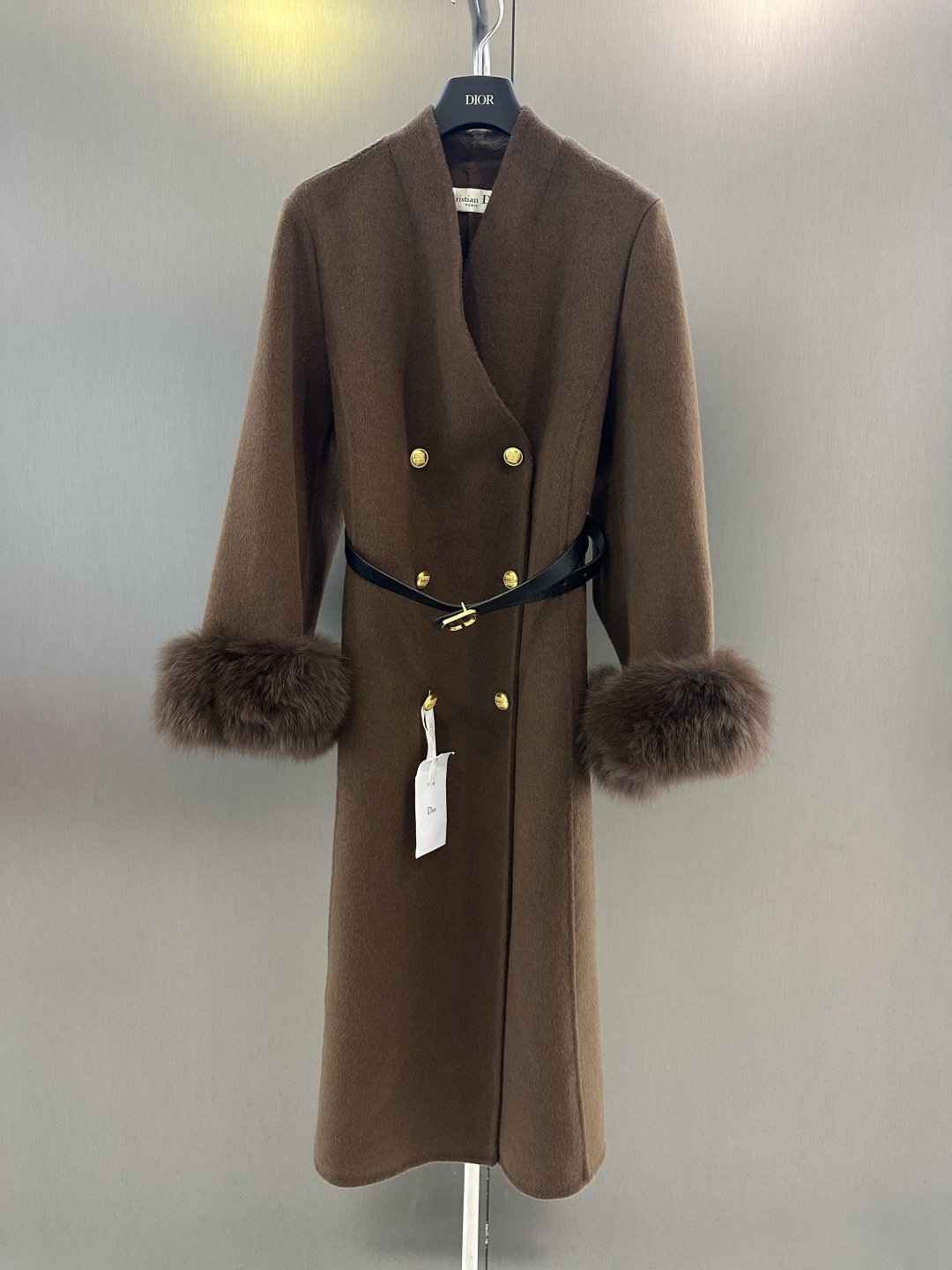 NO:637868,Dior's autumn and winter benefits are coming. High-end fashion wool jacket with imported removable white fox cuff hair SM ready for sale (length 118, bust 104, size m), Dior-clothing, dior, dior, jackets & coats, alexander wang19860909Dior 秋冬福利来袭  高级时尚羊毛外套搭配进口可拆白狐袖口毛 SM现货发售（衣长118,胸围104,码数m）,迪奥-服装,dior,dior,jackets & coats,alexander wang,Women's clothing