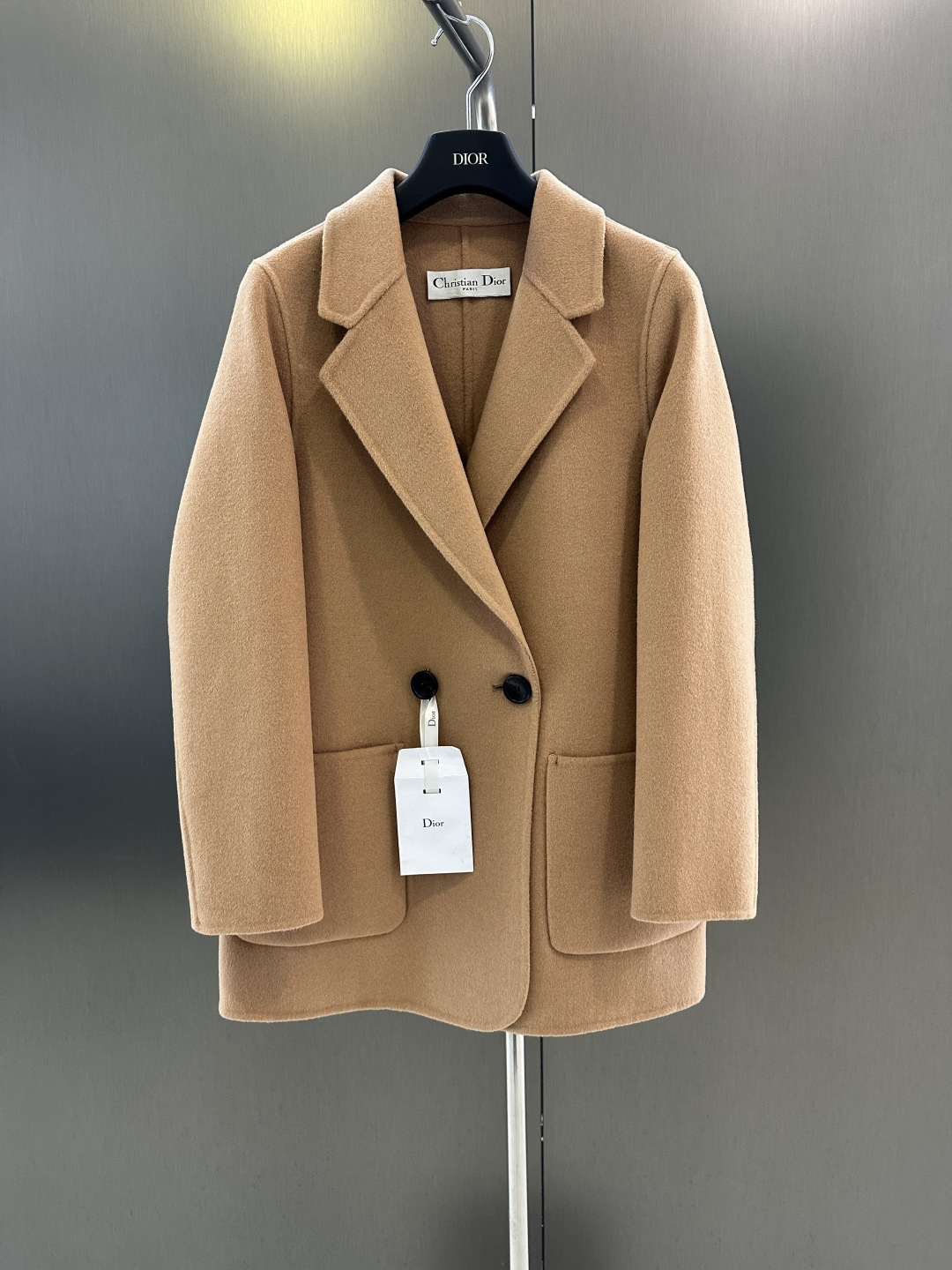 NO:637865,Dior's new wool jacket for autumn and winter. High-end fabric. Very soft fabric experience. Very simple and elegant design style. Details are handled very well. Lazy daily style design. Very classy. SM two sizes. s bust 96, length 71, shoulder width 37, sleeve length 57, Dior-clothing, dior, dior, jackets & coats, alexander wang19860909Dior 秋冬新款羊毛外套 高端面料 非常柔软的面料体验. 很简约大方的设计风格 细节处理的又非常到位 慵懒日常的版型设计 很有档次感 SM两码 s胸围96,衣长71,肩宽37,袖长57,迪奥-服装,dior,dior,jackets & coats,alexander wang,Women's clothing