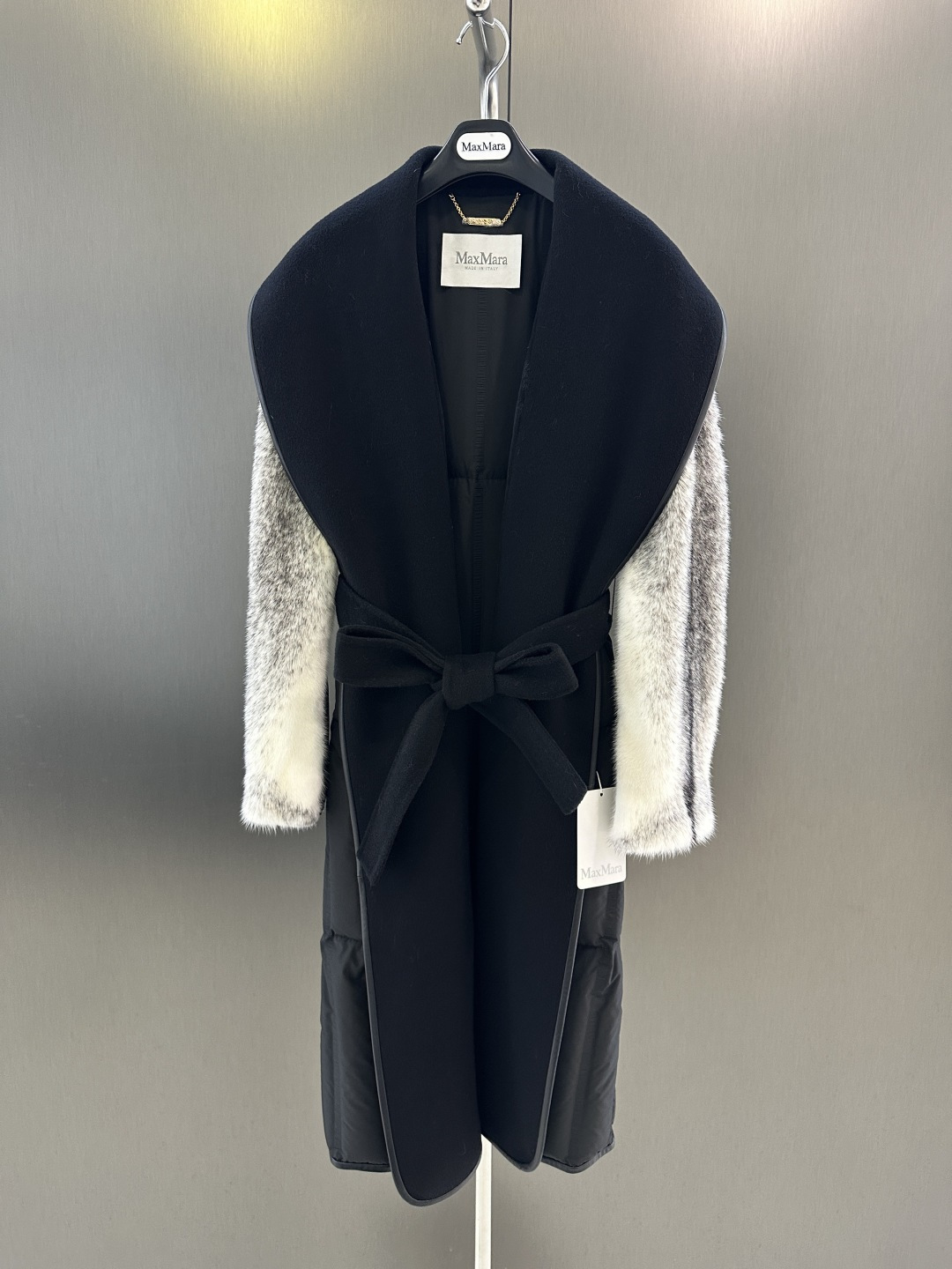 NO:637745,Maxmara high-quality cashmere coat, new autumn and winter style, imported velvet cross mink splicing, high fashion, 30 high-count ultra-fine cashmere, 70 high-count ultra-fine wool, super soft and comfortable fabric, spliced ​​goose down jacket, very wide and stylish, great upper body size: SML (length 104, bust 100, yardage m), Maxmara-clothing, alexander wang19860909Maxmara 高品质羊绒大衣 秋冬新款 进口天鹅绒十字貂拼接搭配 高级时尚 30高支超细羊绒 70高支超细羊毛 面料超级柔软舒适 拼接鹅绒服 版型挺阔有型 上身超赞 size:SML（衣长104,胸围100,码数m）,麦丝玛拉-服装,alexander wang,Women's clothing