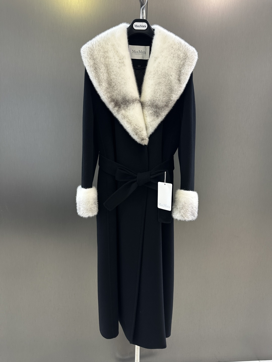 NO:637746,Maxmara high-quality cashmere coat, new style for autumn and winter, classic large lapel cashmere coat, imported velvet cross mink fur collar, high fashion, 30 high count superfine cashmere, 70 high count superfine wool, the fabric is super soft and comfortable, the version is quite wide and stylish, the upper body is awesome size: SML (length 126, bust 108, size m), Maxmara-clothing, alexander wang19860909Maxmara 高品质羊绒大衣 秋冬新款 经典大翻领羊绒大衣 进口天鹅绒十字貂毛领搭配 高级时尚 30高支超细羊绒 70高支超细羊毛 面料超级柔软舒适 版型挺阔有型 上身超赞 size:SML（衣长126,胸围108,码数m）,麦丝玛拉-服装,alexander wang,Women's clothing