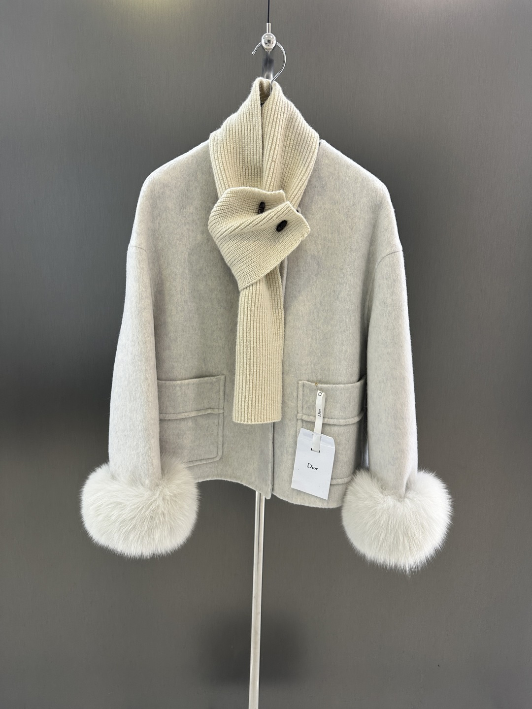 NO:637841,Dior new autumn and winter scarf wool coat with detachable white fox fur and knitted cashmere scarf, exquisite princess style, ready for sale in SM (length 60, bust 114, size s), Dior-clothing, dior, dior, jackets & coats, alexander wang19860909Dior 秋冬新款围巾羊毛外套 搭配可拆白狐毛 搭配针织羊绒围巾 精致公主风 现货SM发售（衣长60,胸围114,码数s）,迪奥-服装,dior,dior,jackets & coats,alexander wang,Women's clothing
