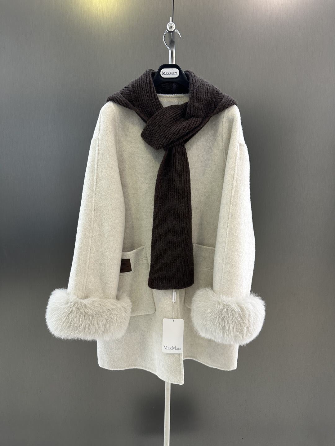 NO:636188,Maxmara's new autumn and winter wool jacket, sheep wool blend, with imported white fox fur cuffs (removable), with knitted scarf and hat, simple and elegant, SM ready for sale (length 85, bust 116, size s), Maxmara-clothing, jackets & coats, hats, alexander wang19860909Maxmara 秋冬新款羊毛外套 绵羊毛混纺 搭配进口白狐毛袖口毛（可拆） 搭配针织围巾帽 简约大气 SM现货发售（衣长85,胸围116,码数s）,麦丝玛拉-服装,jackets & coats,hats,alexander wang,Women's clothing