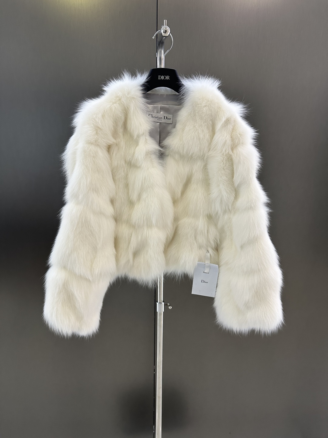 NO:637847,Dior's new autumn and winter fox fur coat, made of imported white fox dyeing, spliced ​​sheepskin v-neck design, slim and high-end, ML sale (length 46, bust 100, size L), Dior-clothing, dior, dior, jackets & coats, sheepskin, alexander wang19860909Dior 秋冬新款狐狸毛皮草外套 进口白狐染色制作 拼接绵羊皮 v领设计 显瘦高级 ML发售（衣长46,胸围100,码数L）,迪奥-服装,dior,dior,jackets & coats,sheepskin,alexander wang,Women's clothing