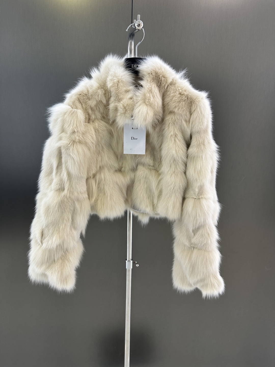NO:637850,Dior new autumn and winter fox fur coat. Made of imported white fox dyeing. Spliced ​​sheepskin. Small stand-up collar design. Slim and high-end. ML sale (length 48, bust 100, size L), Dior-clothing, dior, dior, jackets & coats, sheepskin, alexander wang19860909Dior 秋冬新款狐狸毛皮草外套 进口白狐染色制作 拼接绵羊皮 小立领设计 显瘦高级 ML发售（衣长48,胸围100,码数L）,迪奥-服装,dior,dior,jackets & coats,sheepskin,alexander wang,Women's clothing