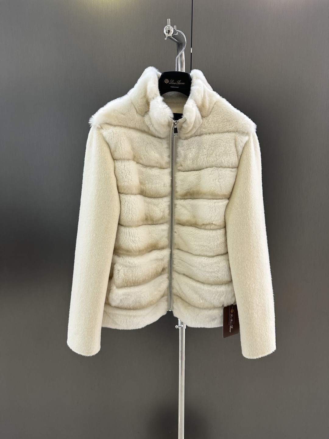 NO:636173,The new autumn and winter Rex Rabbit Totoro Jacket Coat LP Totoro series [Obsidian Black] invites you to appreciate the details. It uses high-quality Australian sheep wool and is specially blended into Albaka style. It feels soft and breathable and has a unique look and feel. Imported Rex rabbits are specially dyed to imitate Totoro. 1:1 restores the hand tone. The leather edge zipper adds to its extraordinary atmosphere. The overall laziness is luxurious, giving a sense of pampering.  SML (length 56, bust 104, size m), women's clothing, loro piana, jackets & coats, alexander wang19860909秋冬新款獭兔龙猫夹克大衣 LP龙猫系列【曜石黑】细节邀您鉴赏 选用优质澳洲绵羊毛特调成阿尔巴卡风格 手感柔软透气 观感与众不同 进口獭兔进行特调仿龙猫染色 1:1还原手感色调 皮边拉链更是增添其不凡气息 整体慵懒中带有华贵,有种养尊处优的感觉 SML（衣长56,胸围104,码数m）,女装,loro piana,jackets & coats,alexander wang,Women's clothing