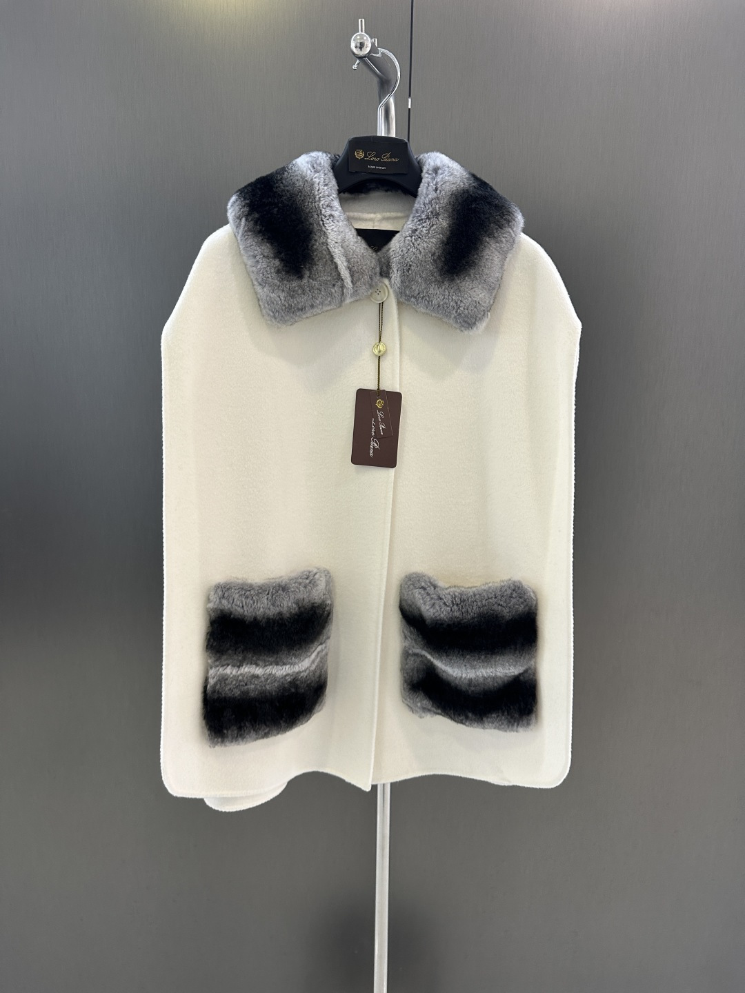 NO:636174,2025 new Rex Rabbit·Totoro cape LP’s unique three-dimensional tailoring silhouette design, dropped shoulder design, better modification of the shoulder shape. Made of imported Australian sheep wool fabric, with a delicate and soft feel. The fabric has its own gloss, and the texture is online. The Totoro color fur collar instantly enhances the temperament of the entire cape. It is straightforward yet capable and elegant. Available in one size, length 75, women's clothing, loro piana, alexander wang198609092025新款獭兔·龙猫斗篷 LP独有立体剪裁廓形设计 落肩设计 更好的修饰肩型 选用进口澳洲绵羊毛面料,手感细腻柔软 面料自带光泽度,质感在线 龙猫颜色毛领瞬间提升整件斗篷的气质 率性利落不失干练优雅 均码发售,衣长75,女装,loro piana,alexander wang,Women's clothing