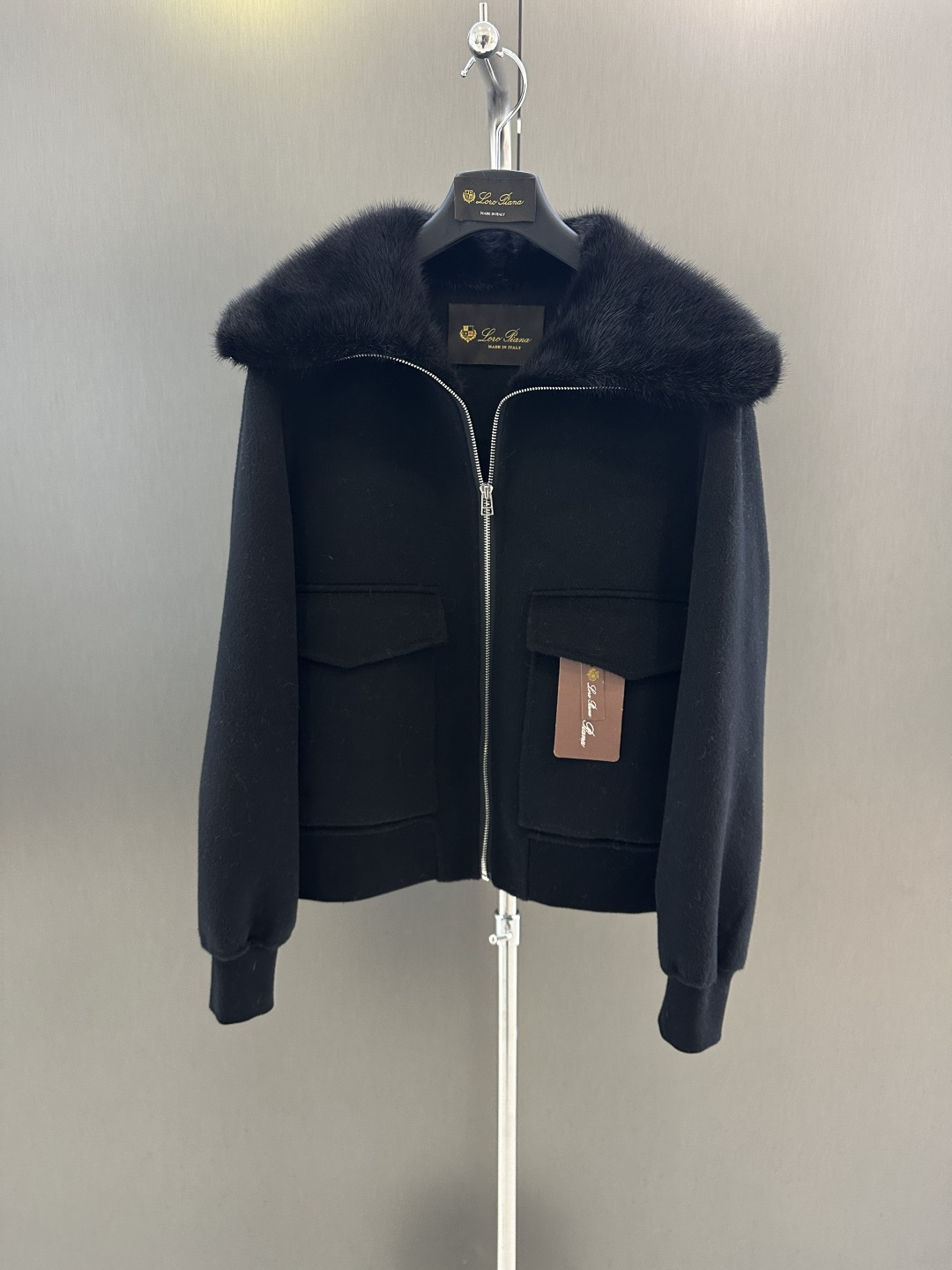 NO:636180,New model for autumn and winter. Large lapel mink cashmere zipper jacket [cream white] invites you to appreciate the details. The large lapel collar is made of imported mink, which is full of dense velvet. The large patch pocket design on the front of the body adds a casual old-money feel. The highest quality Alxa cashmere and imported Australian sheep wool blended fabrics are selected, which feels soft and comfortable. A full set of molded and customized original hardware, every detail is worthy of careful consideration.  SML (length 55, bust 102, size s), women's clothing, jackets & coats, jackets & coats, alexander wang19860909秋冬新款 大翻领水貂羊绒拉链夹克外套【奶油白】细节邀您鉴赏 大翻领领口选用进口水貂,绵密绒感饱满 衣身正面大贴袋设计,增添休闲老钱感 选用最为优质的阿拉善羊绒以及进口澳洲绵羊毛混纺面料,手感柔软舒适 全套开模定制原版五金,每个细节都值得细品 SML（衣长55,胸围102,码数s）,女装,jackets & coats,jackets & coats,alexander wang,Women's clothing