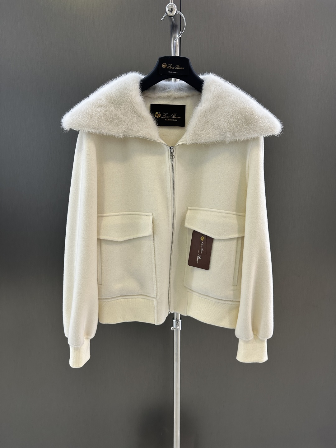 NO:636183,New model for autumn and winter. Large lapel mink cashmere zipper jacket [cream white] invites you to appreciate the details. The large lapel collar is made of imported mink, which is full of dense velvet. The large patch pocket design on the front of the body adds a casual old-money feel. The highest quality Alxa cashmere and imported Australian sheep wool blended fabrics are selected, which feels soft and comfortable. A full set of molded and customized original hardware, every detail is worthy of careful consideration.  Sml (length 55, bust 102, size s), women's clothing, jackets & coats, jackets & coats, alexander wang19860909秋冬新款 大翻领水貂羊绒拉链夹克外套【奶油白】细节邀您鉴赏 大翻领领口选用进口水貂,绵密绒感饱满 衣身正面大贴袋设计,增添休闲老钱感 选用最为优质的阿拉善羊绒以及进口澳洲绵羊毛混纺面料,手感柔软舒适 全套开模定制原版五金,每个细节都值得细品 Sml（衣长55,胸围102,码数s）,女装,jackets & coats,jackets & coats,alexander wang,Women's clothing