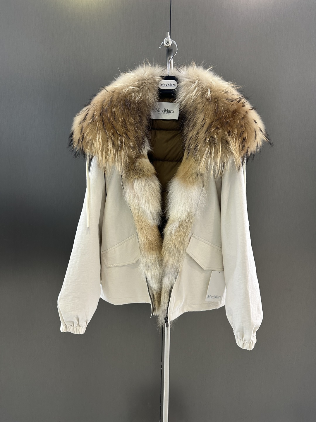 NO:636228,Maxmara new high-quality parka for autumn and winter, imported raccoon fur and coyote fur, white goose down filling, removable lining, one or three wears, high fashion SM (length 65, bust 132, size m), Maxmara-clothing, alexander wang19860909Maxmara 秋冬新款高品质派克服  进口貉子毛拼郊狼毛 白鹅绒填充 内里可拆卸 一三穿 高级时尚 SM（衣长65,胸围132,码数m）,麦丝玛拉-服装,alexander wang,Women's clothing