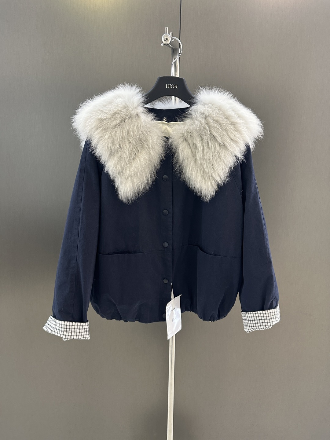 NO:636217,Dior's new autumn and winter high-end simple fur jacket, with white goose down-filled down lining, imported white fox fur collar, simple and fashionable sm (length 56, bust 134, size m), Dior-clothing, dior, dior, jackets & coats, down jacket, alexander wang19860909Dior 秋冬新款高级简约皮草外套 内里白鹅绒填充羽绒内胆 进口白狐毛领搭配 简约时尚 sm（衣长56,胸围134,码数m）,迪奥-服装,dior,dior,jackets & coats,down jacket,alexander wang,Women's clothing