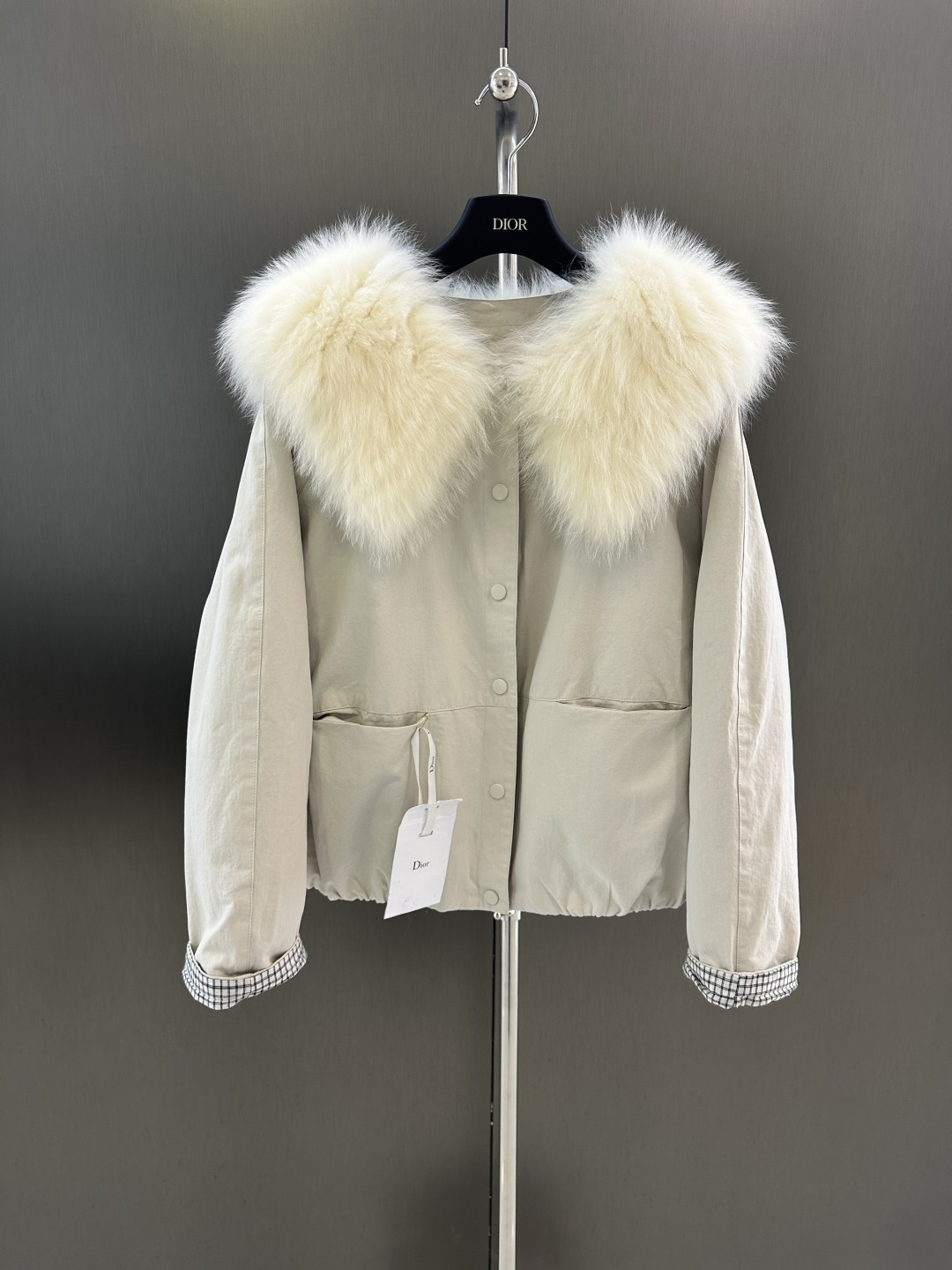 NO:636220,Dior's new autumn and winter high-end simple fur jacket, with white goose down-filled down lining, imported white fox fur collar, simple and fashionable sm (length 56, bust 134, size m), Dior-clothing, dior, dior, jackets & coats, down jacket, alexander wang19860909Dior 秋冬新款高级简约皮草外套 内里白鹅绒填充羽绒内胆 进口白狐毛领搭配 简约时尚 sm（衣长56,胸围134,码数m）,迪奥-服装,dior,dior,jackets & coats,down jacket,alexander wang,Women's clothing