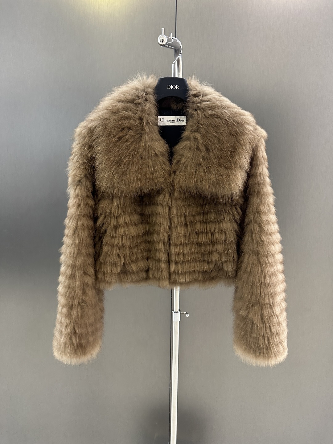 NO:637861,Dior* new autumn and winter fox fur coat. Encrypted thickened striped fox fur coat. The fur is super thick. A super rich color. One size fits all for sale (length 45, bust 94), Dior-clothing, dior, dior, jackets & coats, alexander wang19860909Dior *秋冬新款狐狸毛皮草外套 加密加厚车条狐狸毛外套 毛毛超级厚实 超级富贵的一个色 均码发售（衣长45,胸围94,）,迪奥-服装,dior,dior,jackets & coats,alexander wang,Women's clothing