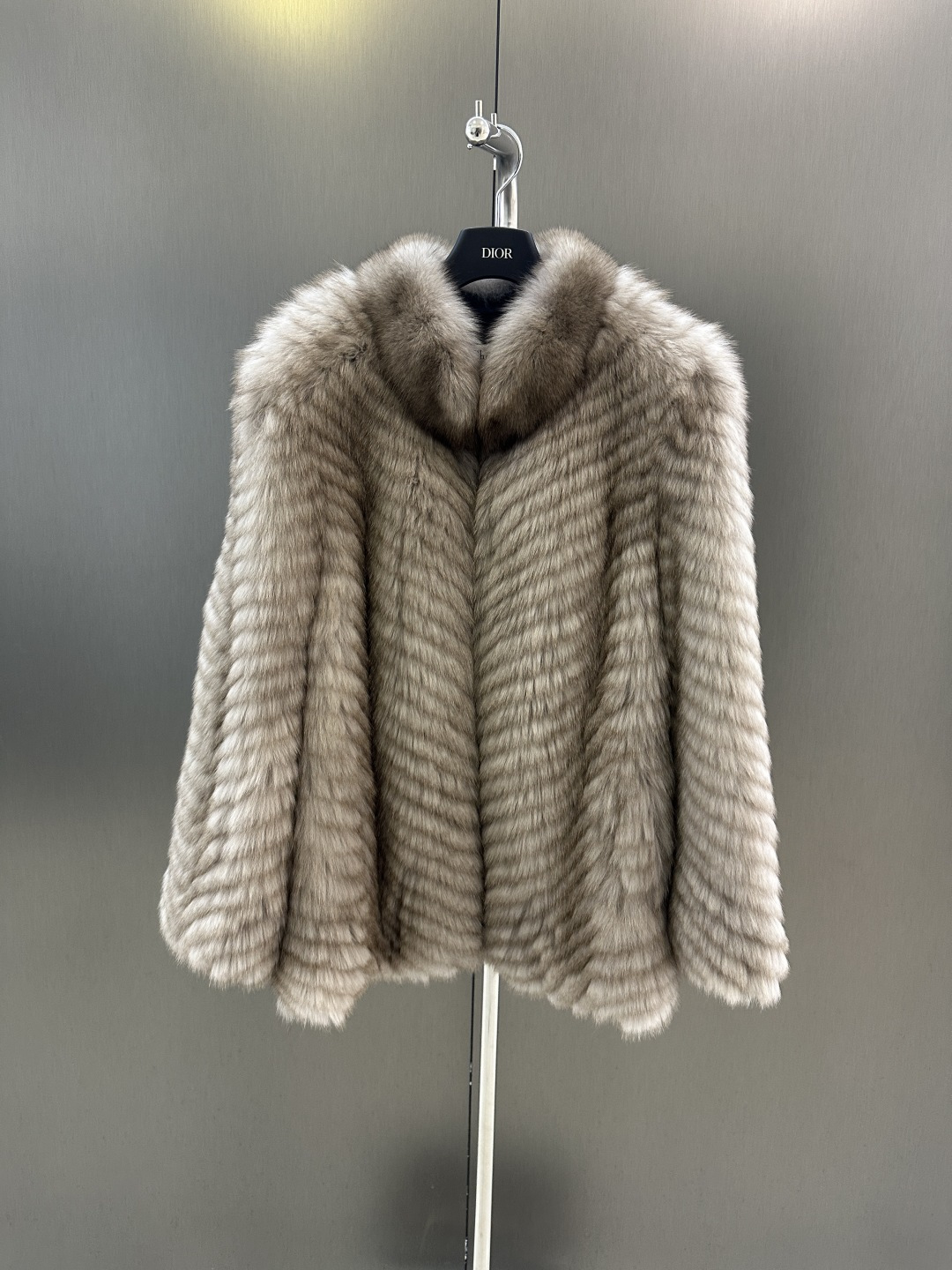 NO:637867,Dior new autumn and winter advanced custom fox fur coat imported Finnish white fox high quality small stand collar design splicing imported lambskin custom satin lining high fashion autumn and winter essential items sm sale (length 72, bust 104, size M), Dior-clothing, dior, dior, jackets & coats, sheepskin, silk fabric, alexander wang19860909Dior 秋冬新款高级定制狐狸毛皮草外套 进口芬兰白狐 高品质 小立领设计 拼接进口小羊皮 定制绸缎里衬 高级时尚 秋冬必备单品 sm发售（衣长72,胸围104,码数M）,迪奥-服装,dior,dior,jackets & coats,sheepskin,silk fabric,alexander wang,Women's clothing