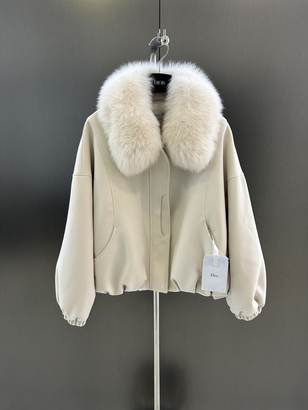 NO:637858,Dior's new goose down jacket for autumn and winter. Imported oversized two-color white fox fur collar (detachable) with 90% white goose down filling inside. Advanced custom fabric. Not easy to stick to wool. Versatile high-end SM (length 57, bust 132, size M), Dior-clothing, dior, dior, alexander wang19860909Dior 秋冬新品鹅绒服 进口超大双色白狐毛领（可拆）内里90白鹅绒填充 高级定制面料 不易粘毛 百搭高级 SM（衣长57,胸围132,码数M）,迪奥-服装,dior,dior,alexander wang,Women's clothing